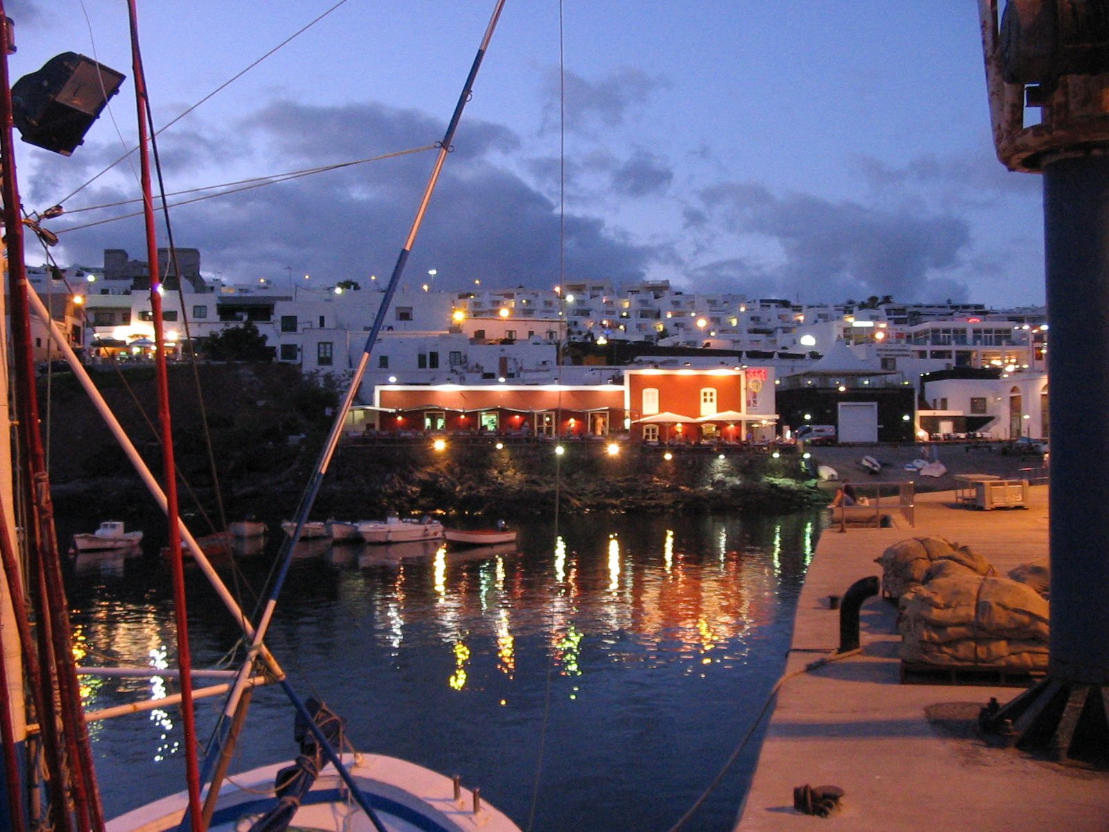Puerto del Carmen nocą (na pierwszym planie Casa Roja)