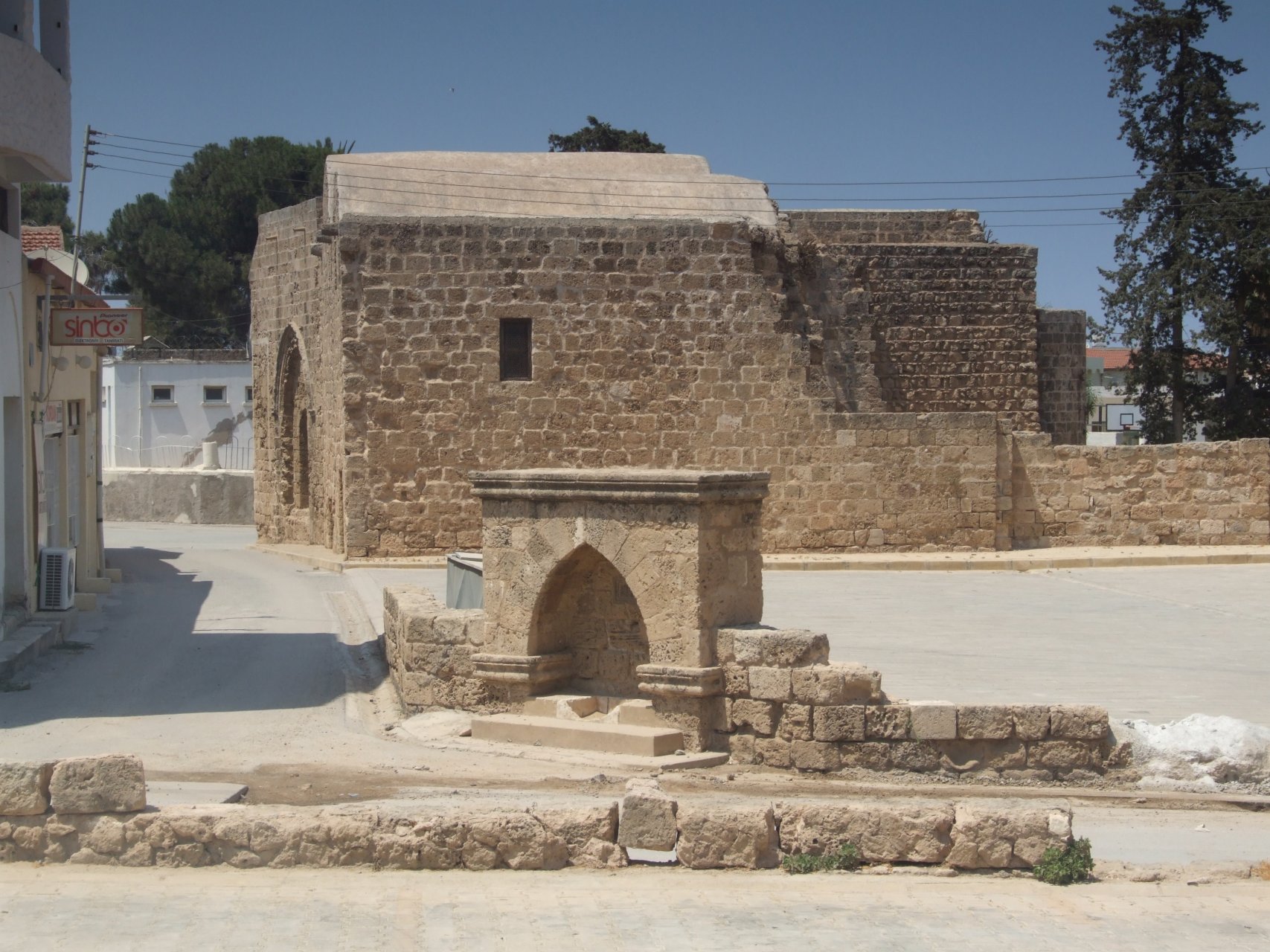 Źródełko na placu przed meczetem Sinan Paşa
