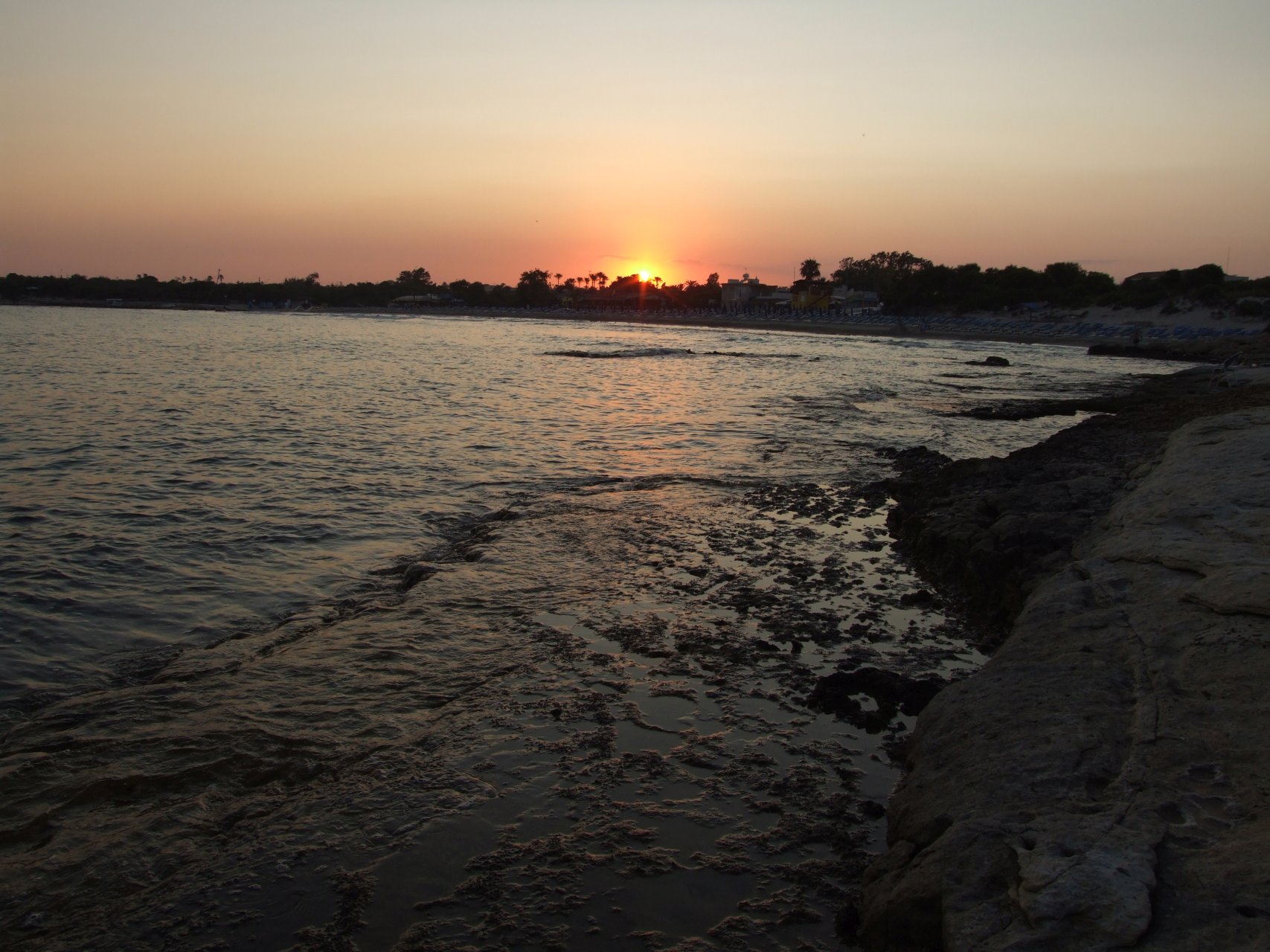 Zachód słońca nad zatoką Makrónissos