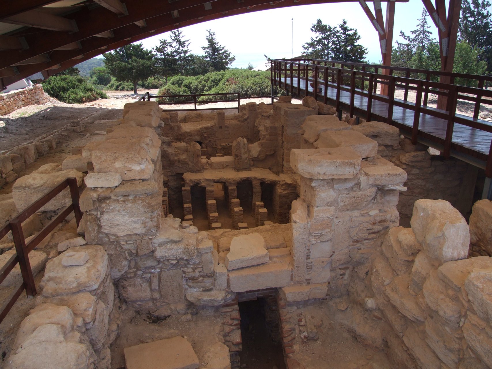 Kanalizacja pod jednym z domów na terenie świątyni Apollo-Hylates