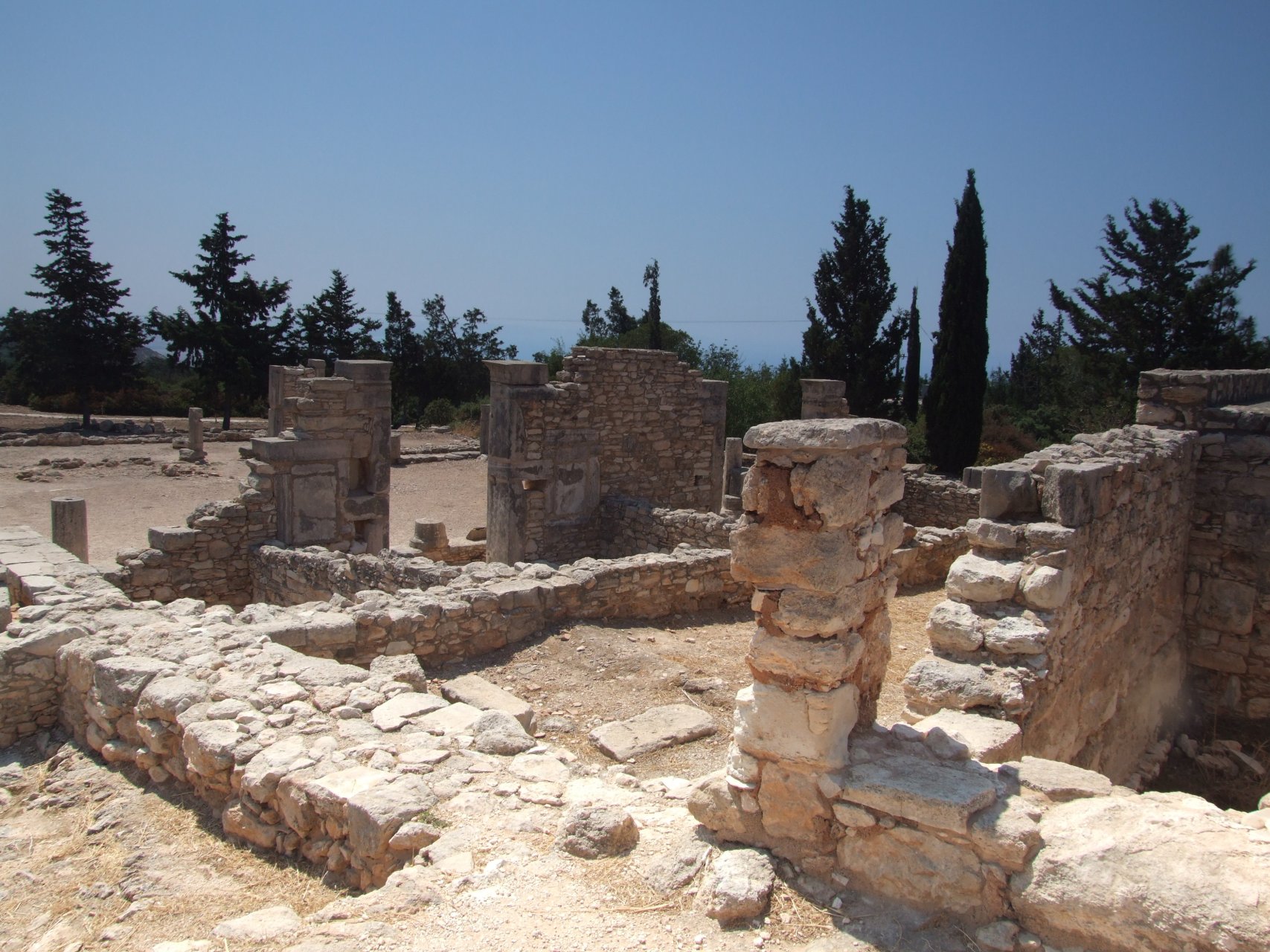 Ruiny zabudowań otaczających świątynię Apollo-Hylates
