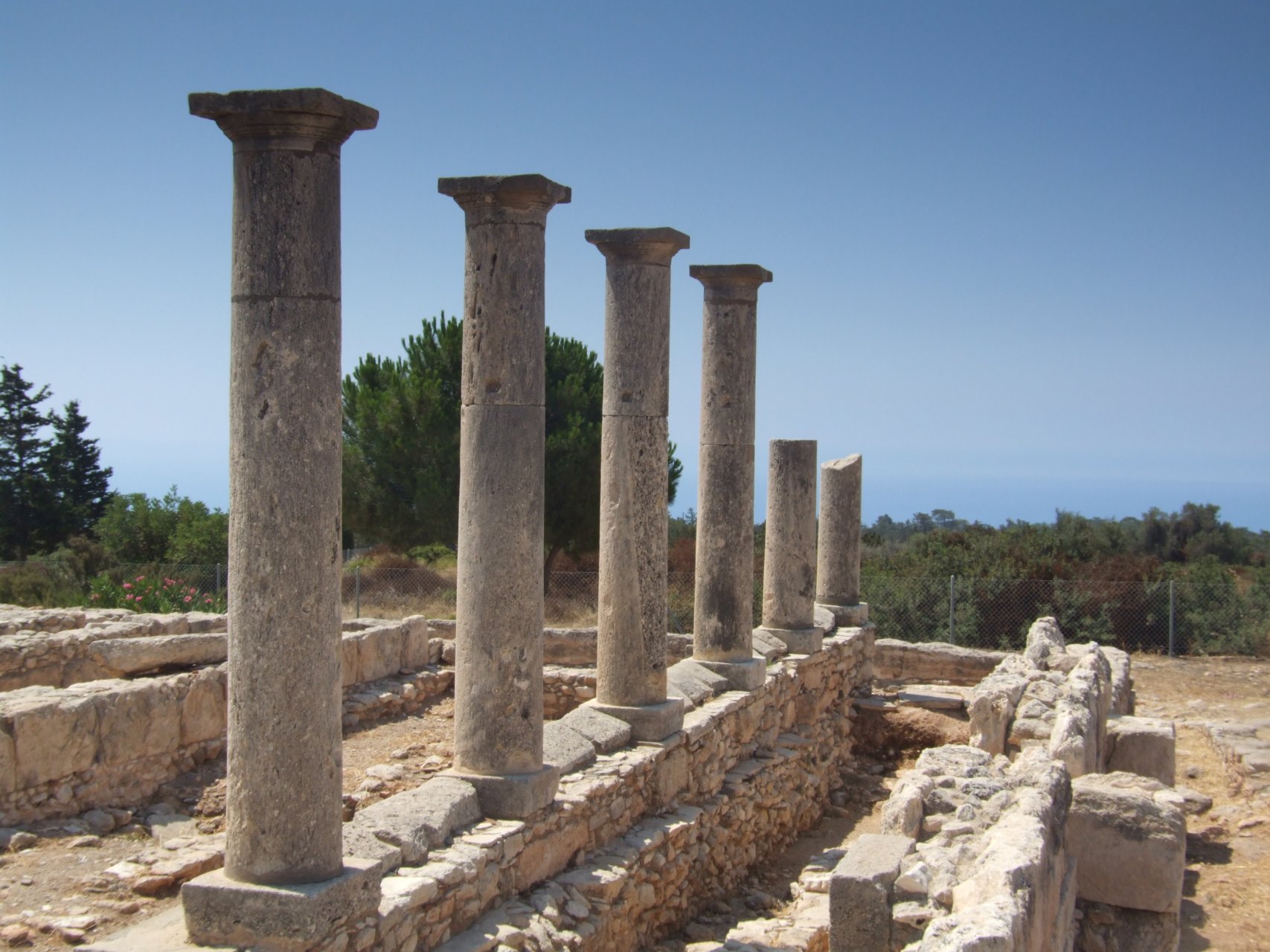 Ruiny zabudowań otaczających świątynię Apollo-Hylates