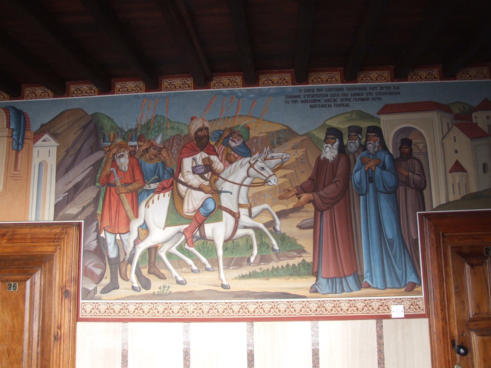 Korytarze w klasztorze zdobione są freskami przedstawiającymi sceny biblijne