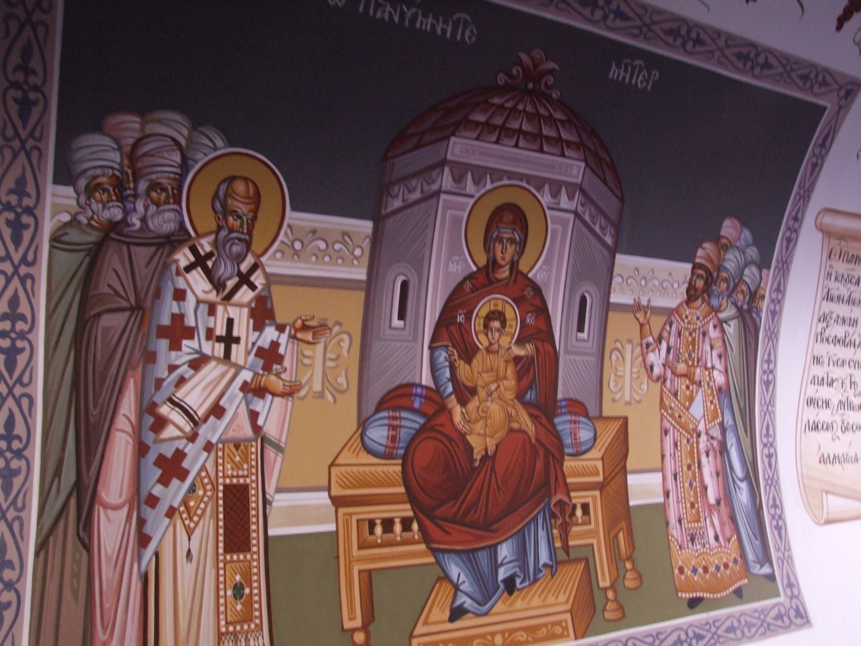 Klasztorne korytarze zdobią freski o tematyce biblijnej