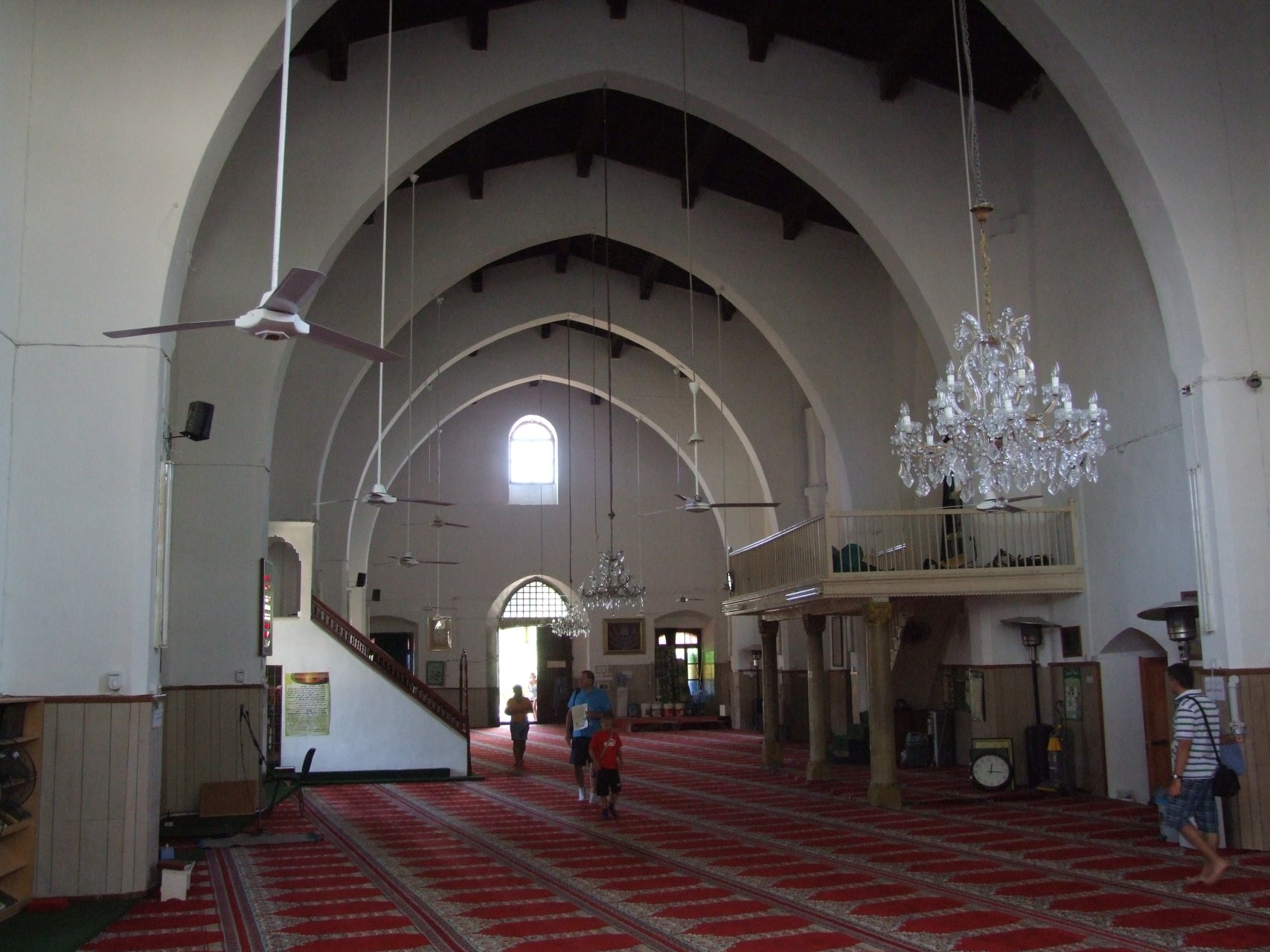 Gotyckie wnętrze meczetu Meczet Ömeriye (dawny kościół zakonu Augustynów)