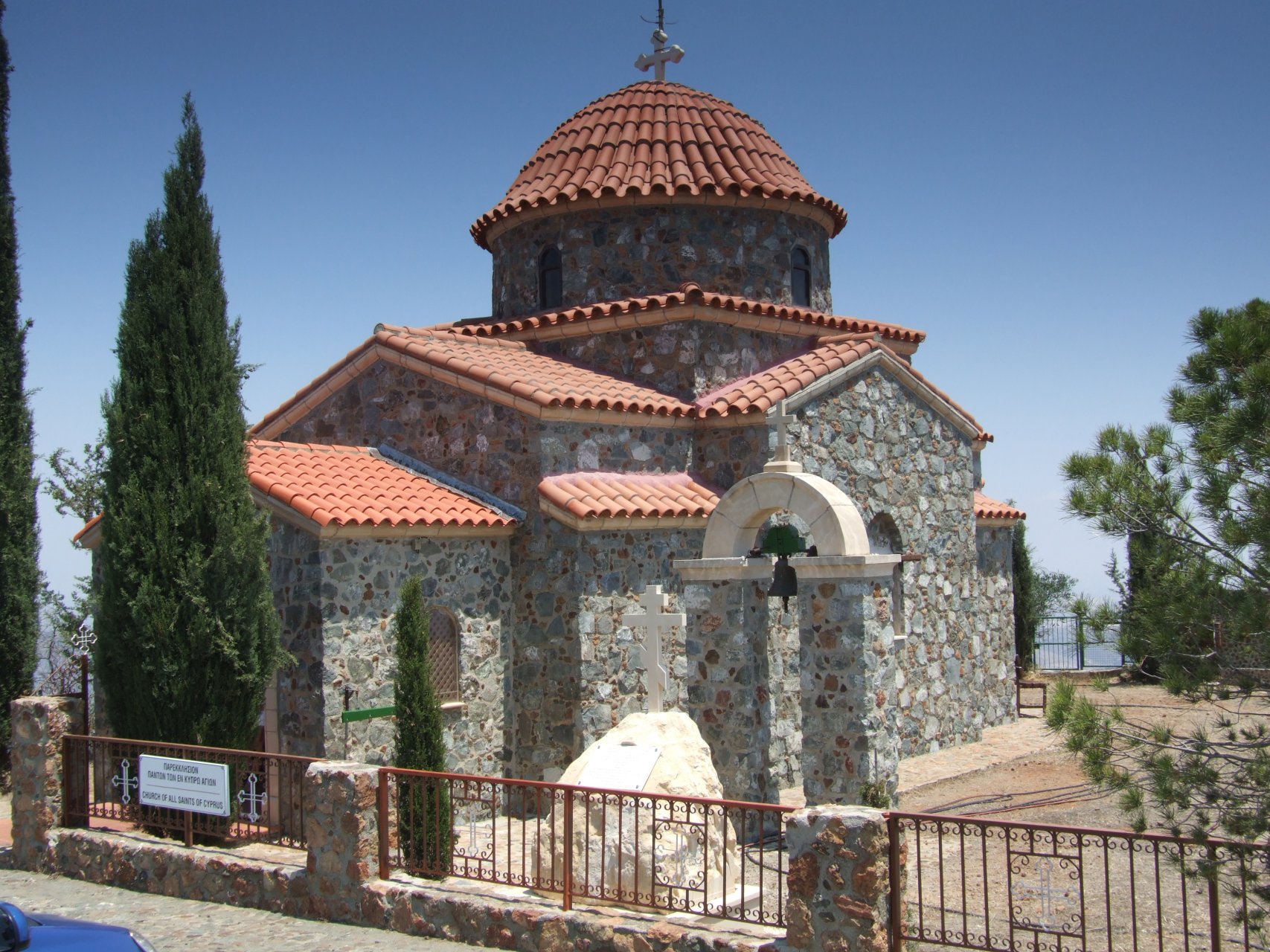 Kaplica przed wejściem do Monastyr Stavrovoúni