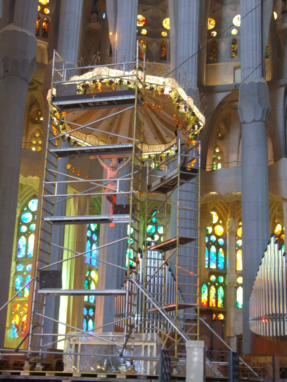 La Sagrada Familia - Żyrandol z postacią Jezusa