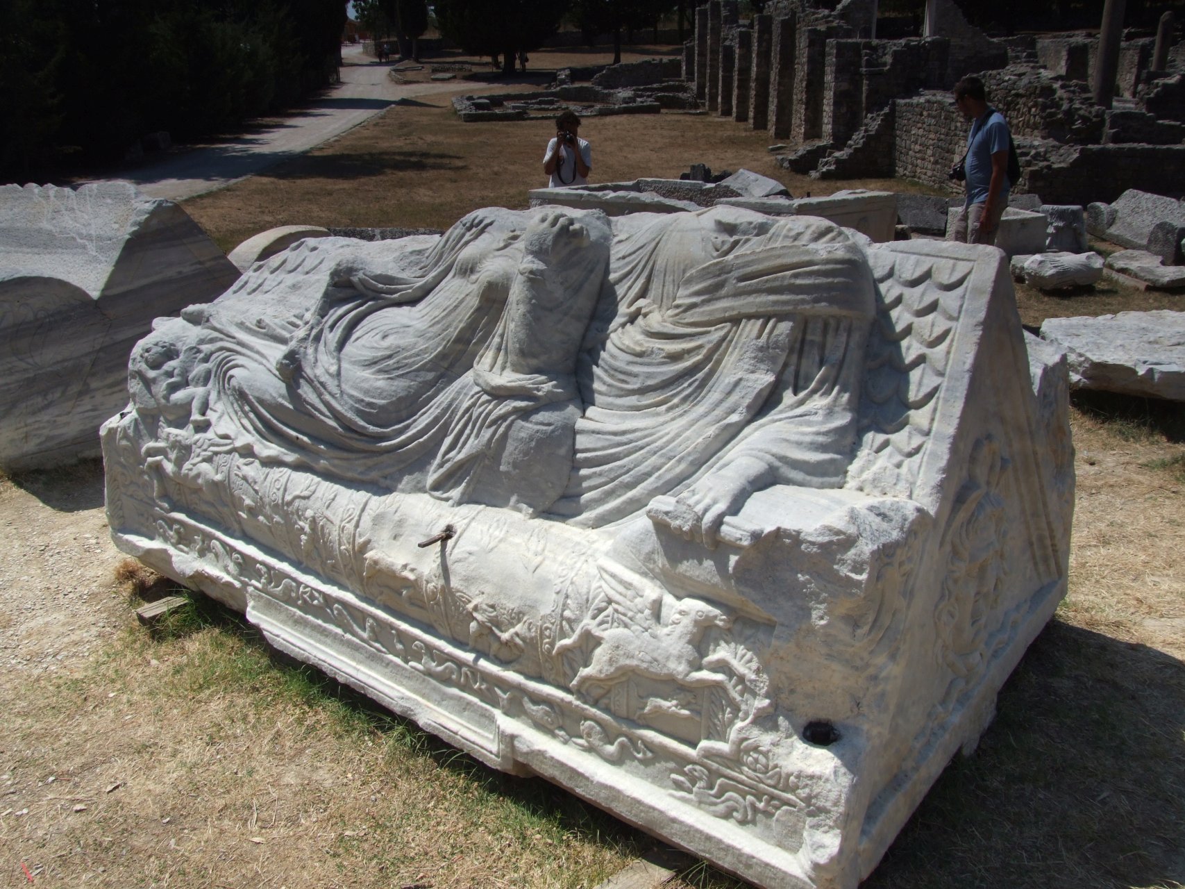 Bogato zdobione sarkofagi