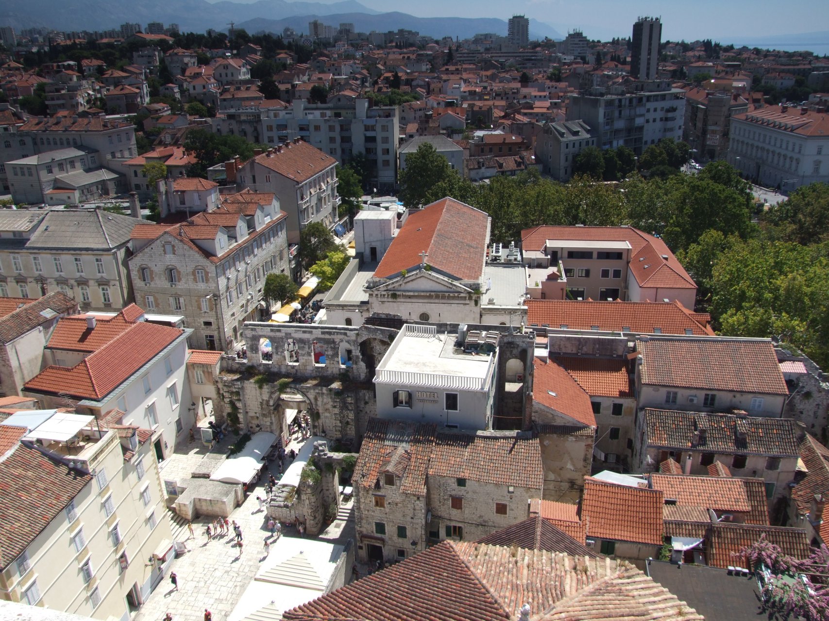 Widok z kościelnej wieży na miasto