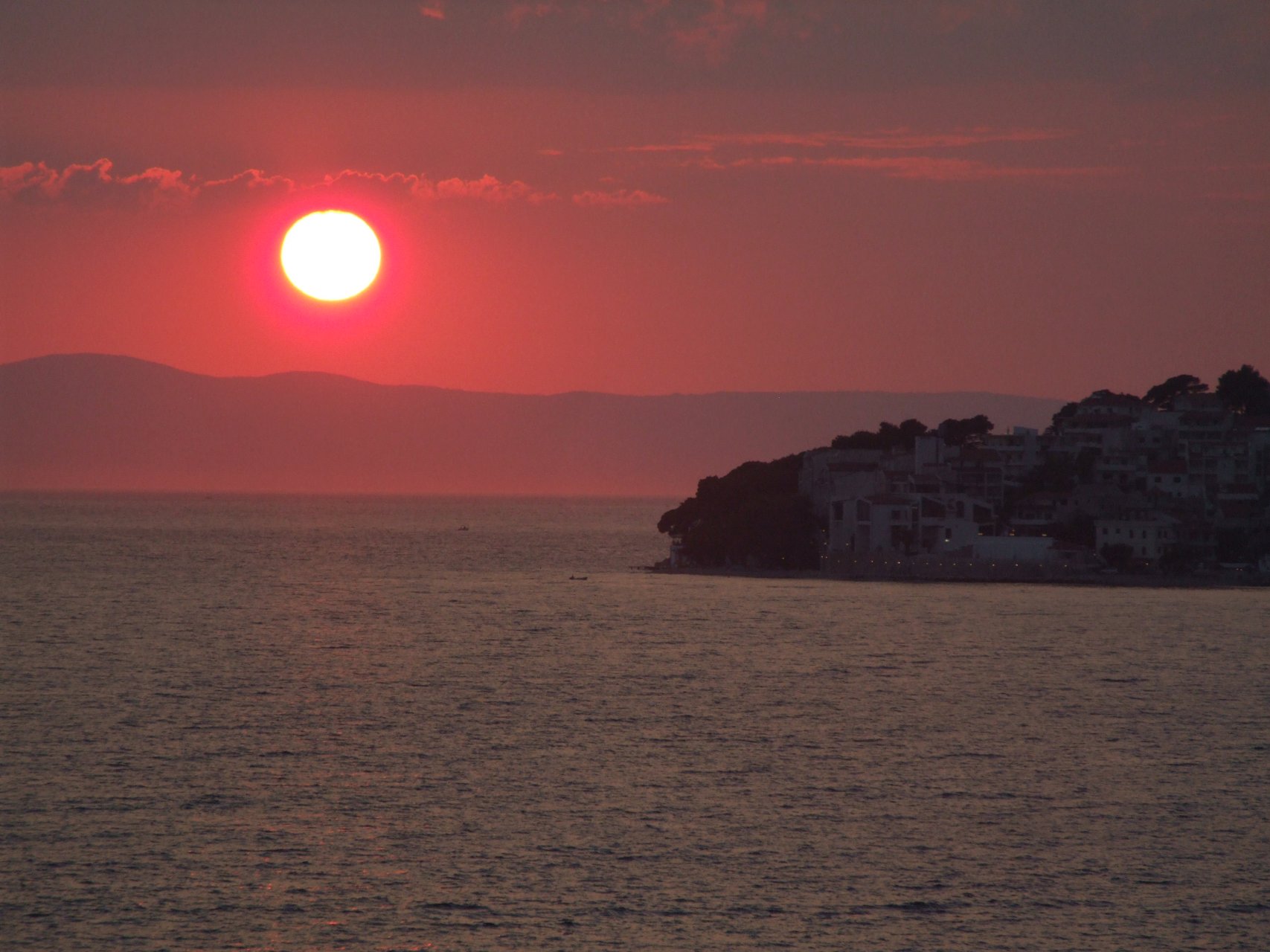 Bajecznie kolorowy zachód słońca nad Adriatykiem