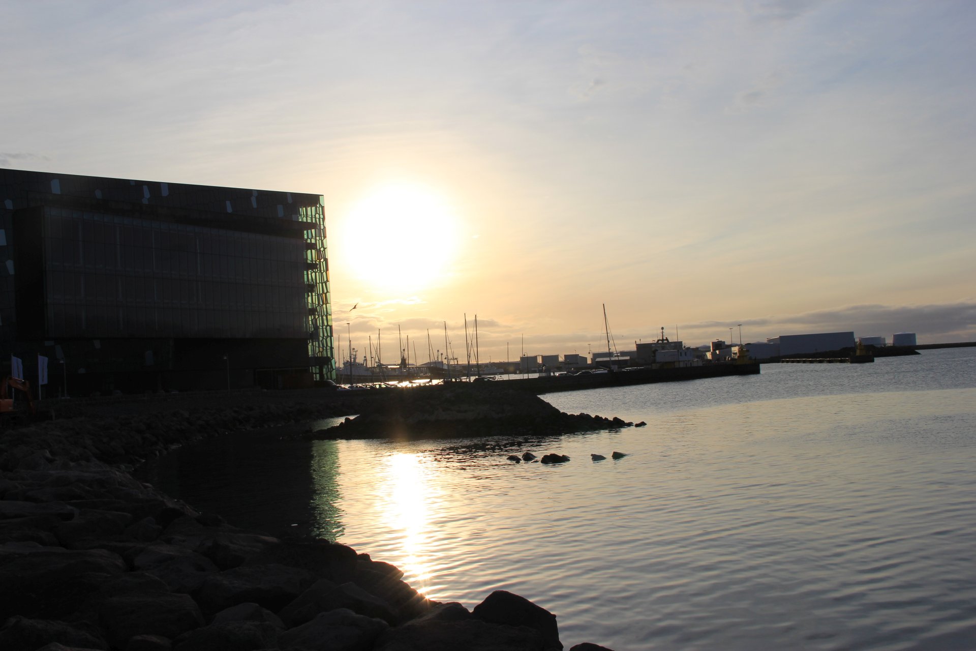 Opera w Reykjavíku w świetle północnego słońca
