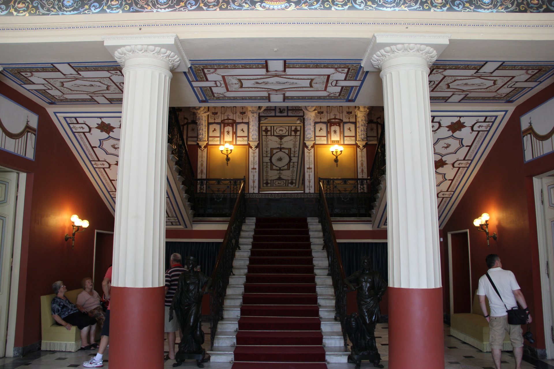 Achílleion - schody w holu głównym