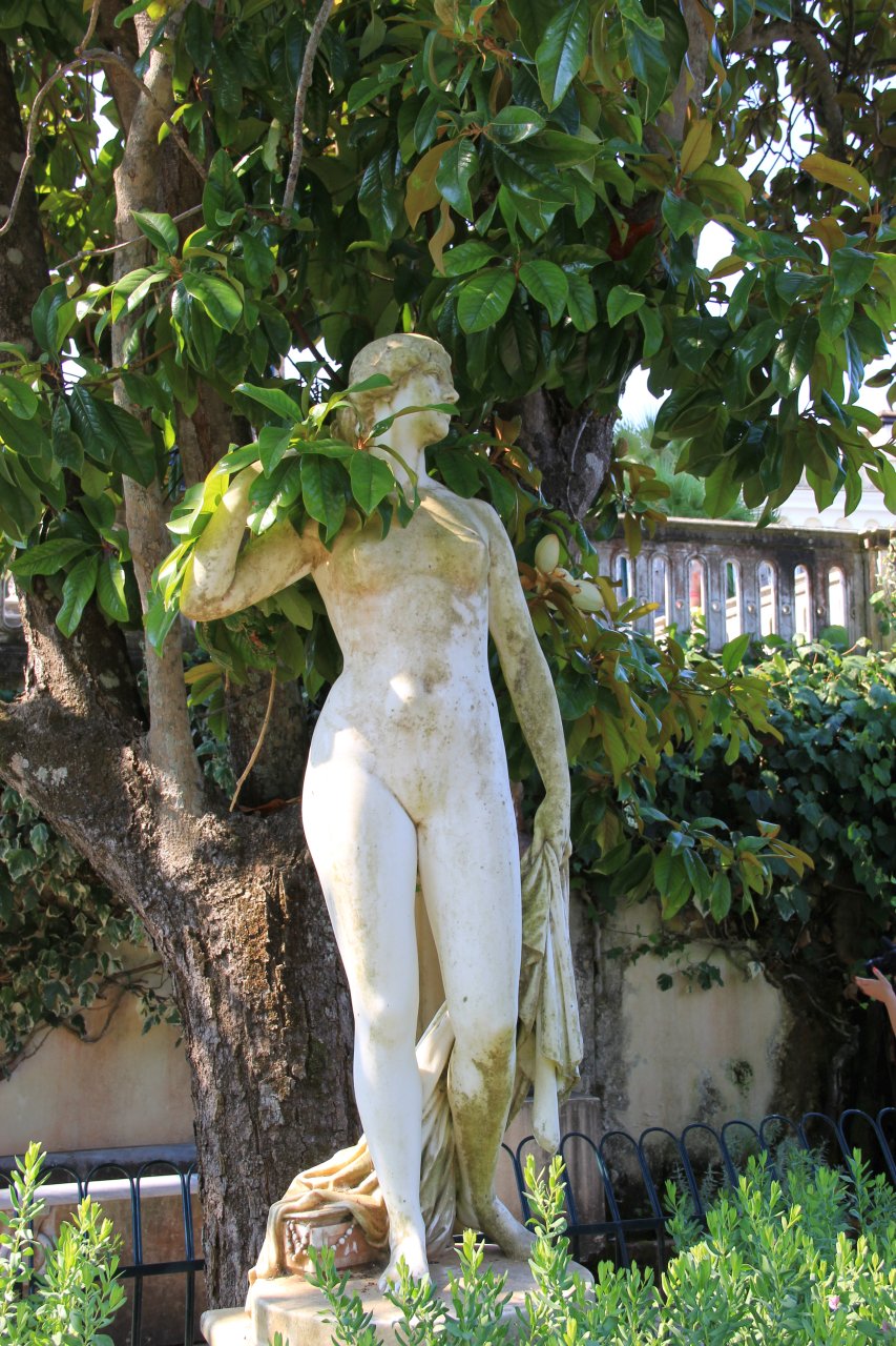 Jedna z rzeźb w przyzamkowym ogrodzie
