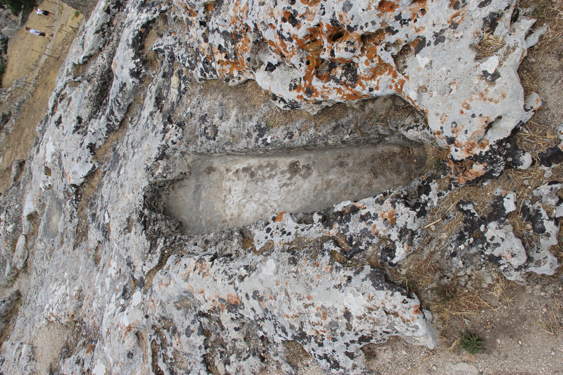 Angelókastro - sarkofagi wykute w kamieniu