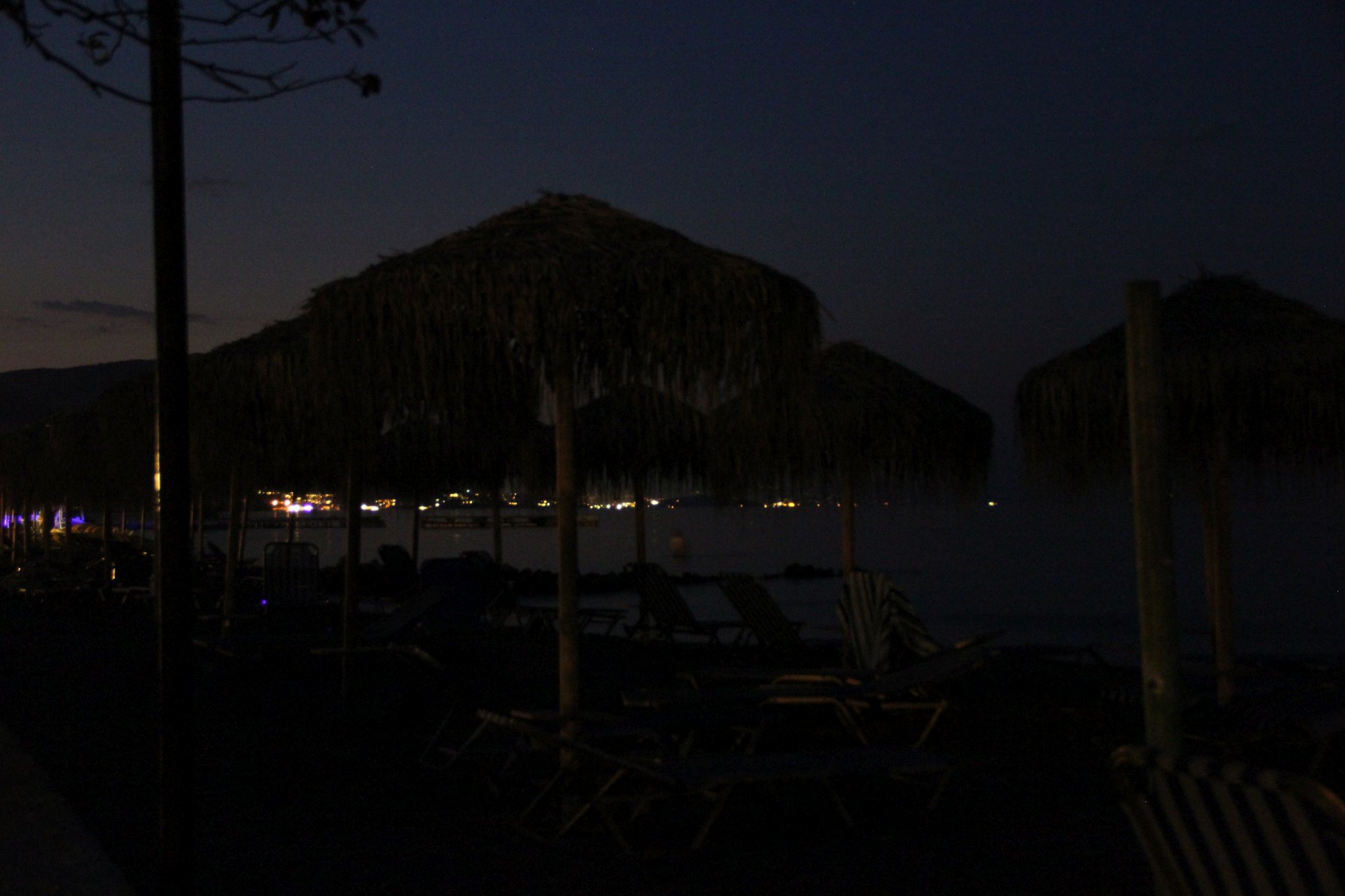 Nocą na plaży w Messongí Beach