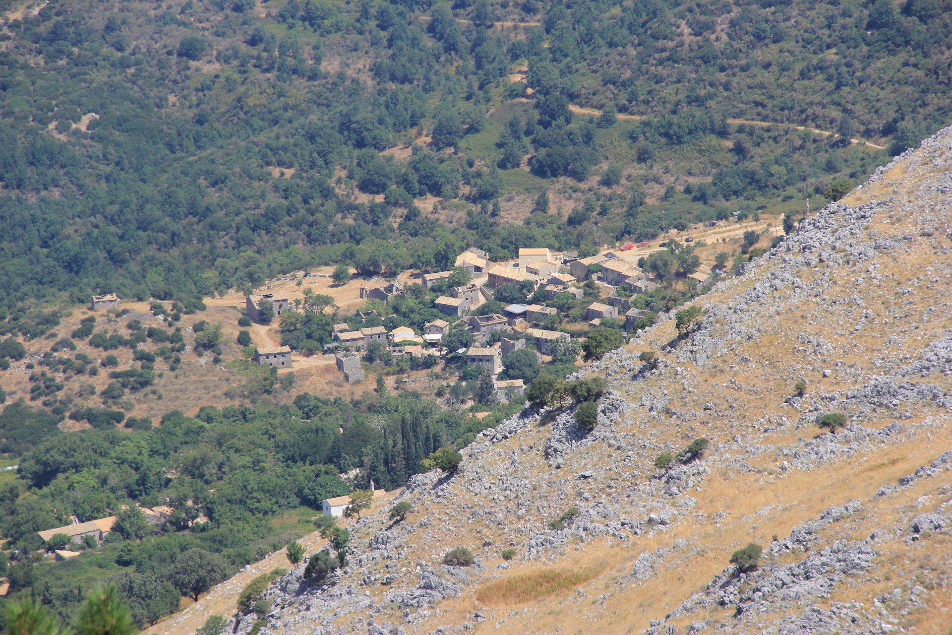 Widok z góry Pantokrátor - opuszczona wioska Paléo Períthia