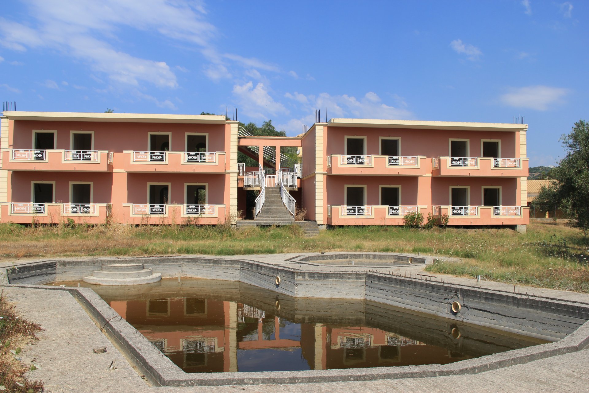 Opuszczony hotel w Messongí
