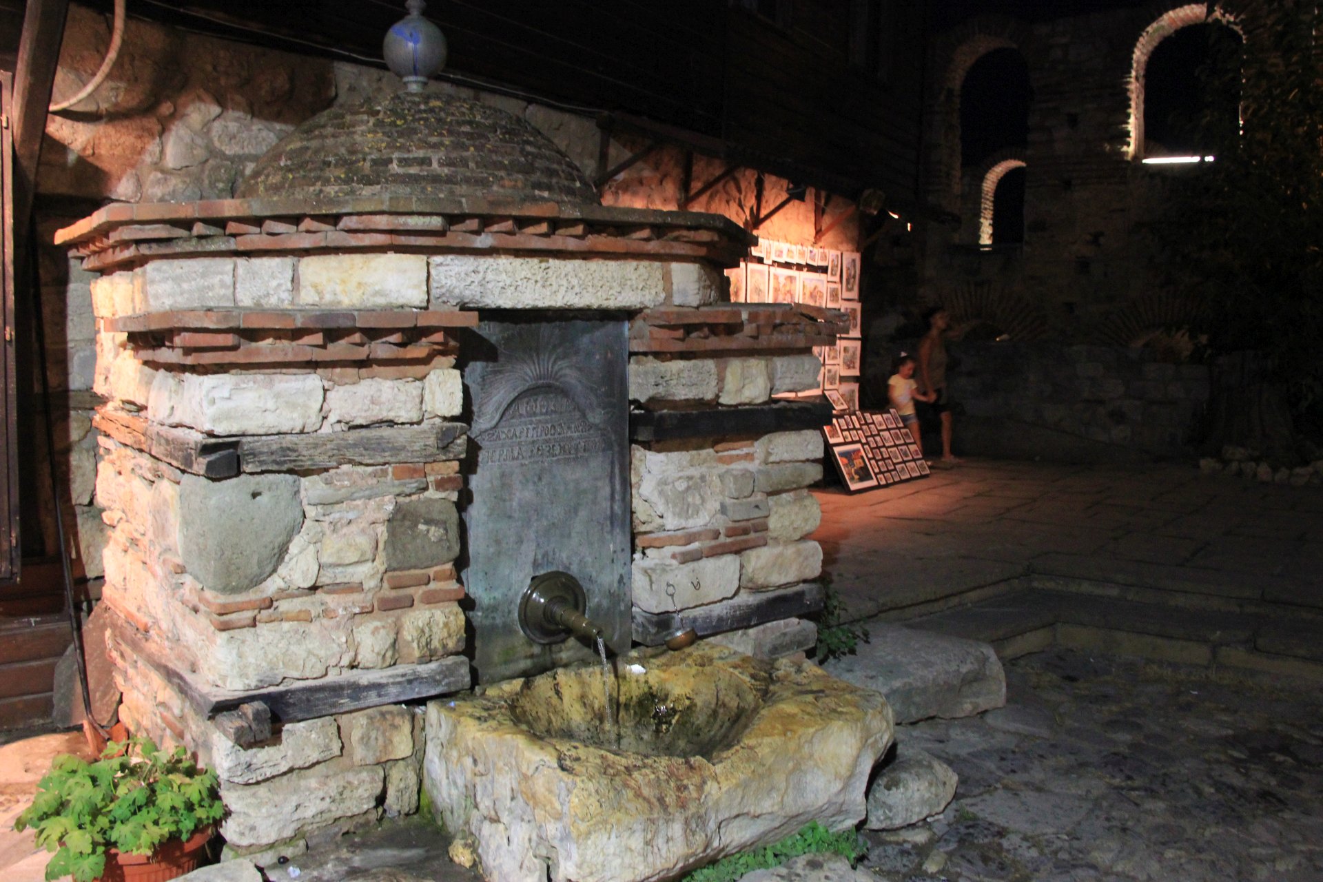 Zabytkowa fontanna w Nesebyr