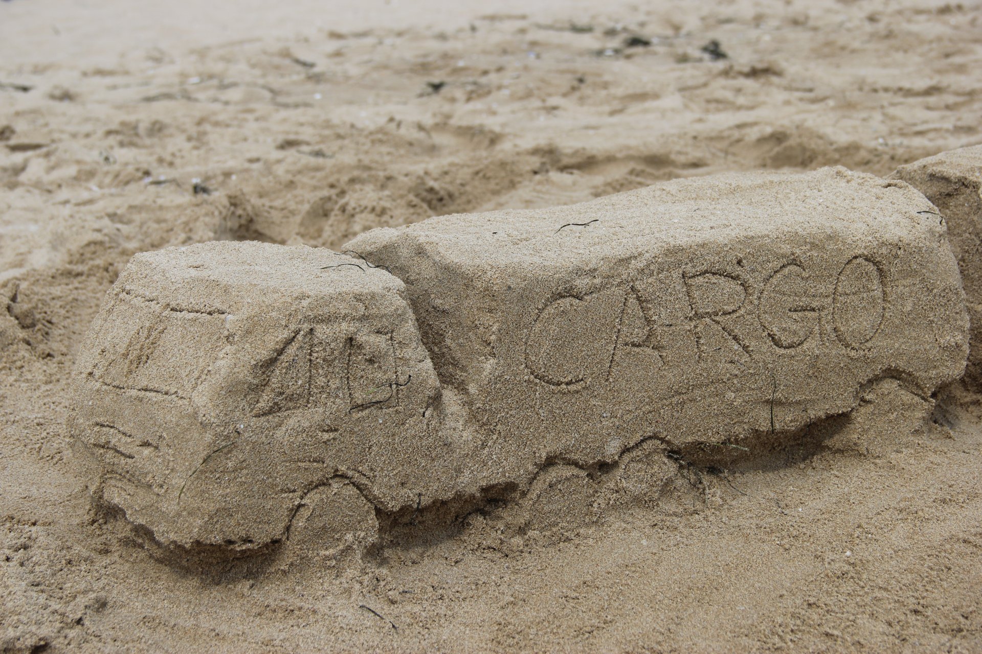 Rzeźby z piasku na plaży w Słonecznym Brzegu
