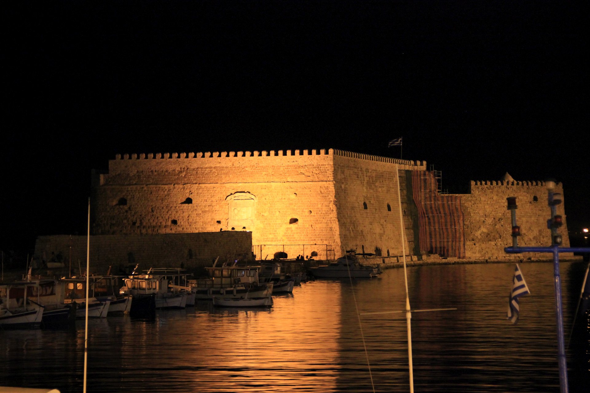 Port, widok na fortecę Koúles