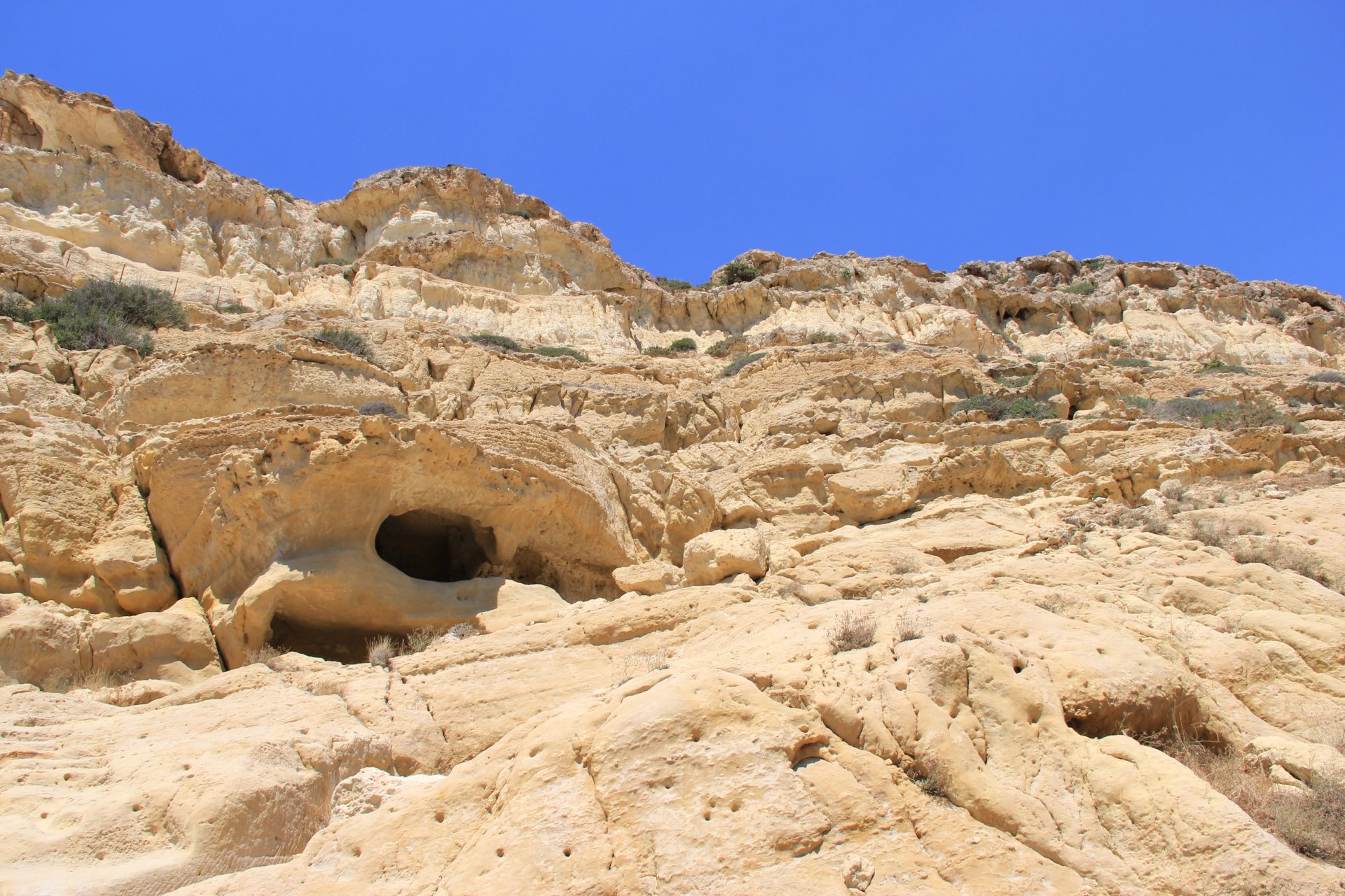 Jaskinie mieszkalne wydrążone w piaskowcu