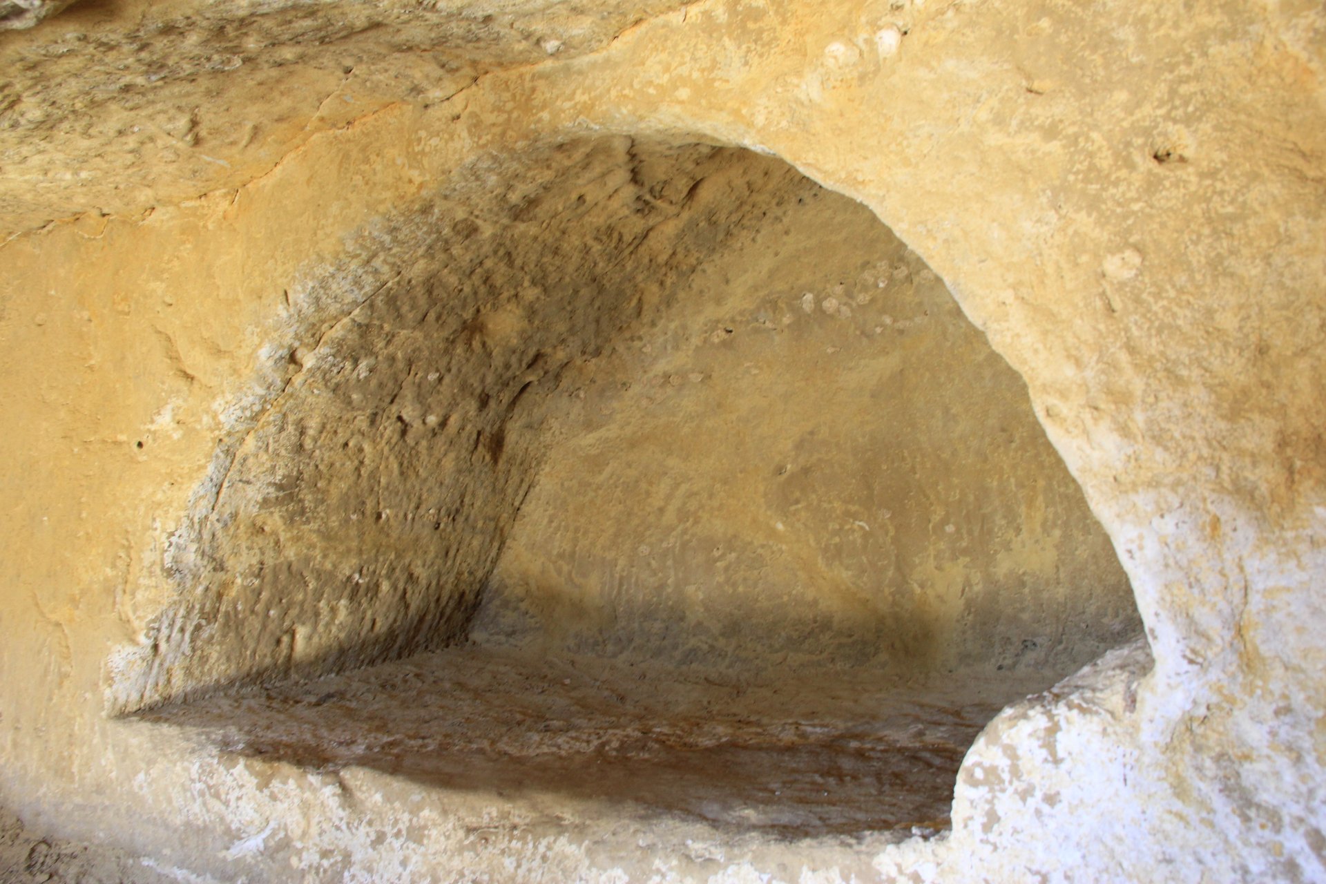 Jaskinie mieszkalne wydrążone w piaskowcu