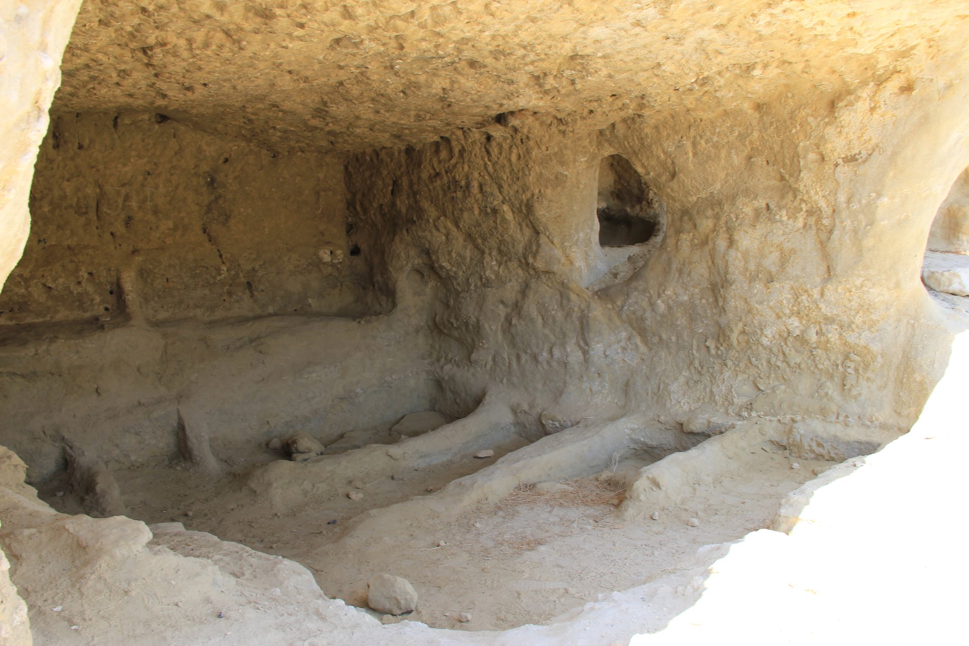 W pewnym momencie swej historii, jaskinie wykorzystywane były do chowania zmarłych