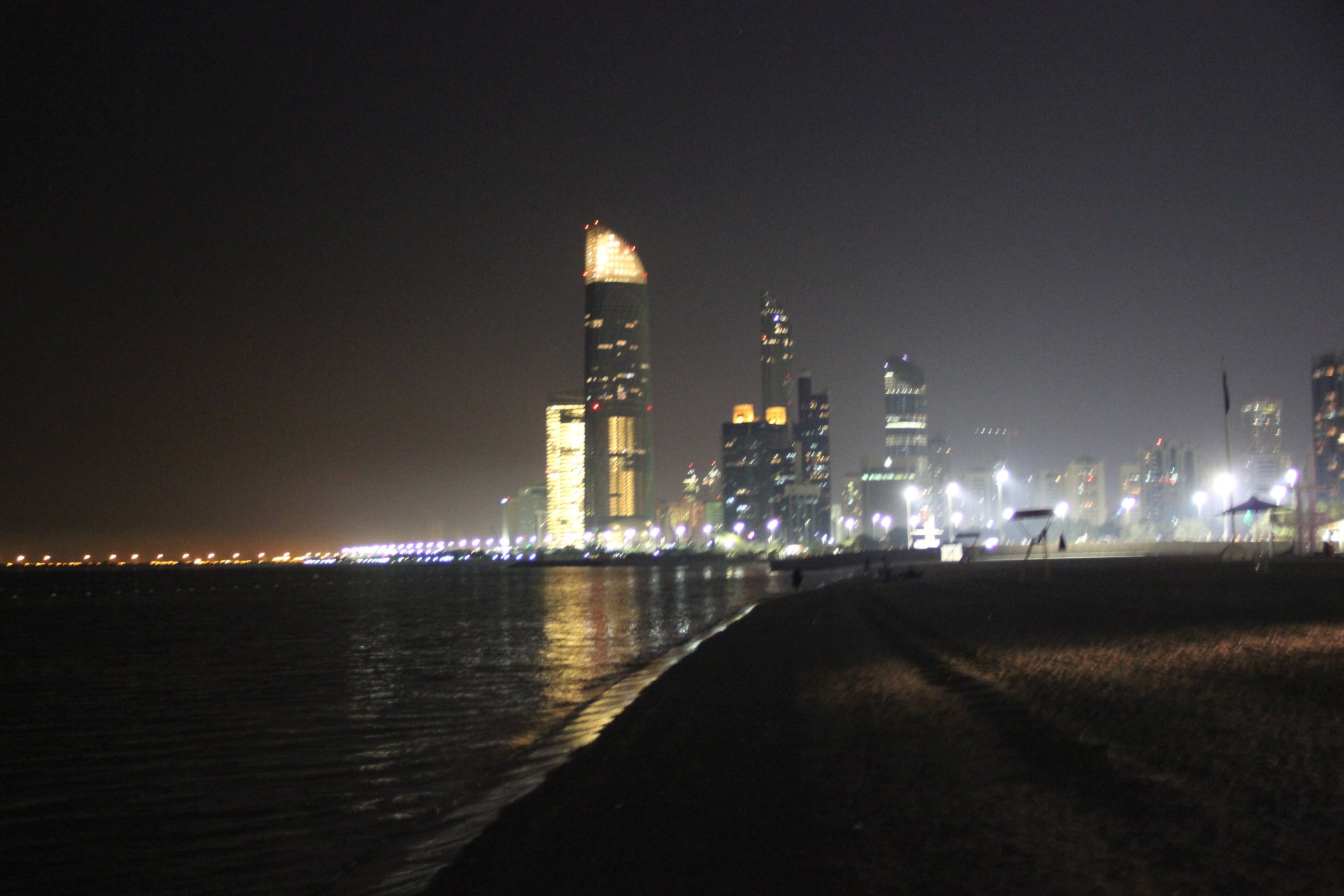 Abu Dhabi nocą