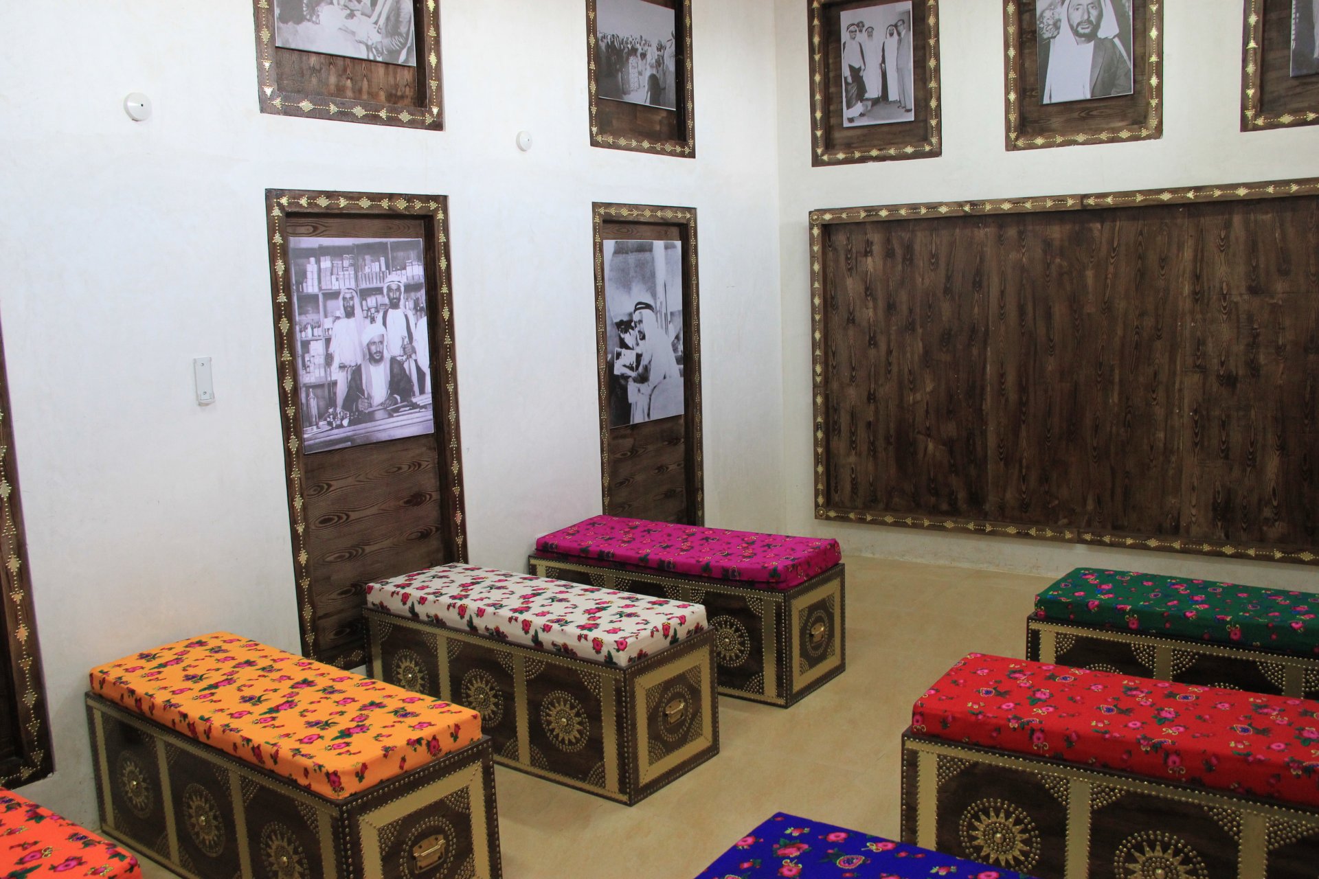 Pałac Szejka Khalifa Bin Saeed Al-Maktoum - skrzynie do przechowywania ubrań