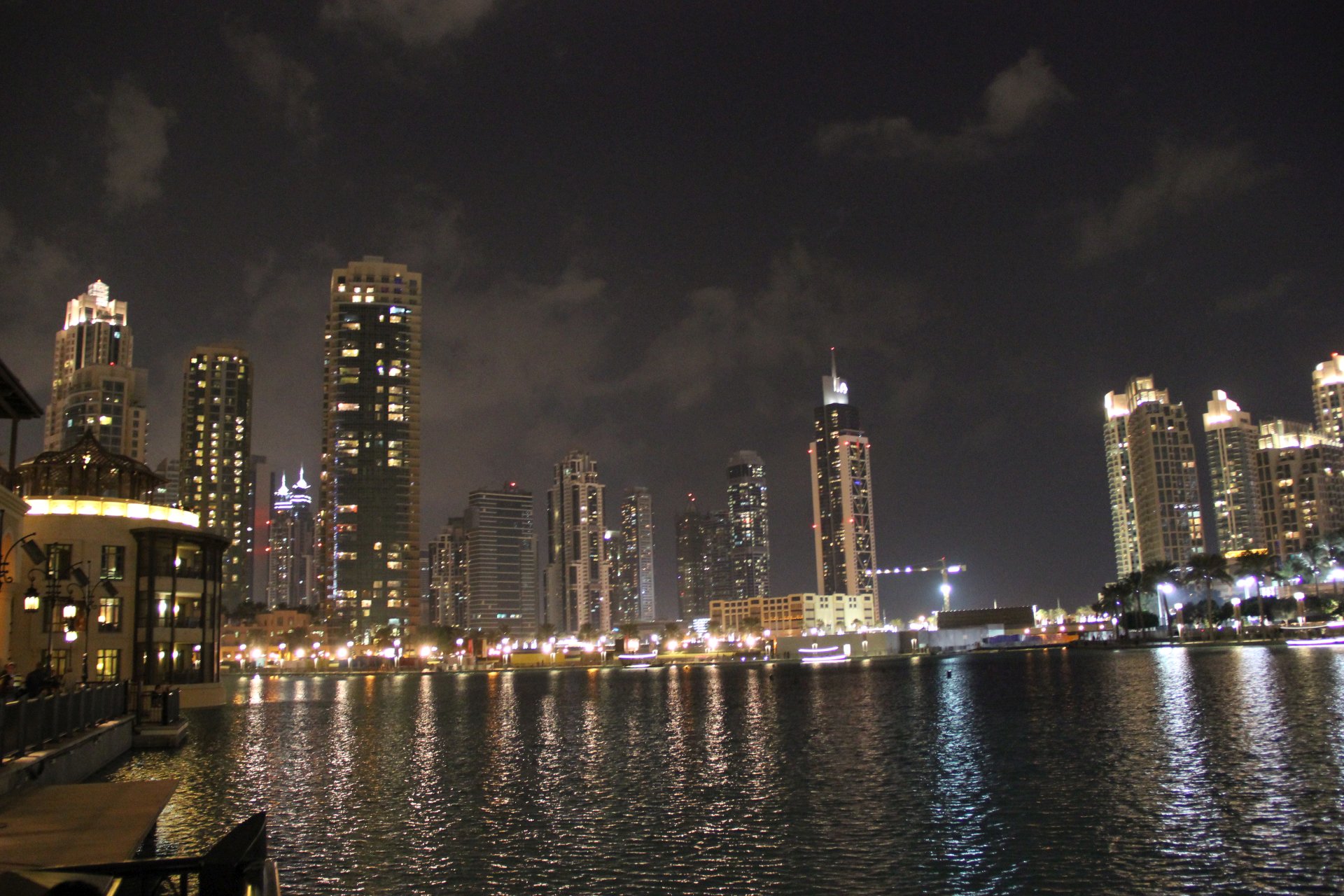 Wieżowce dookoła Dubai Lake
