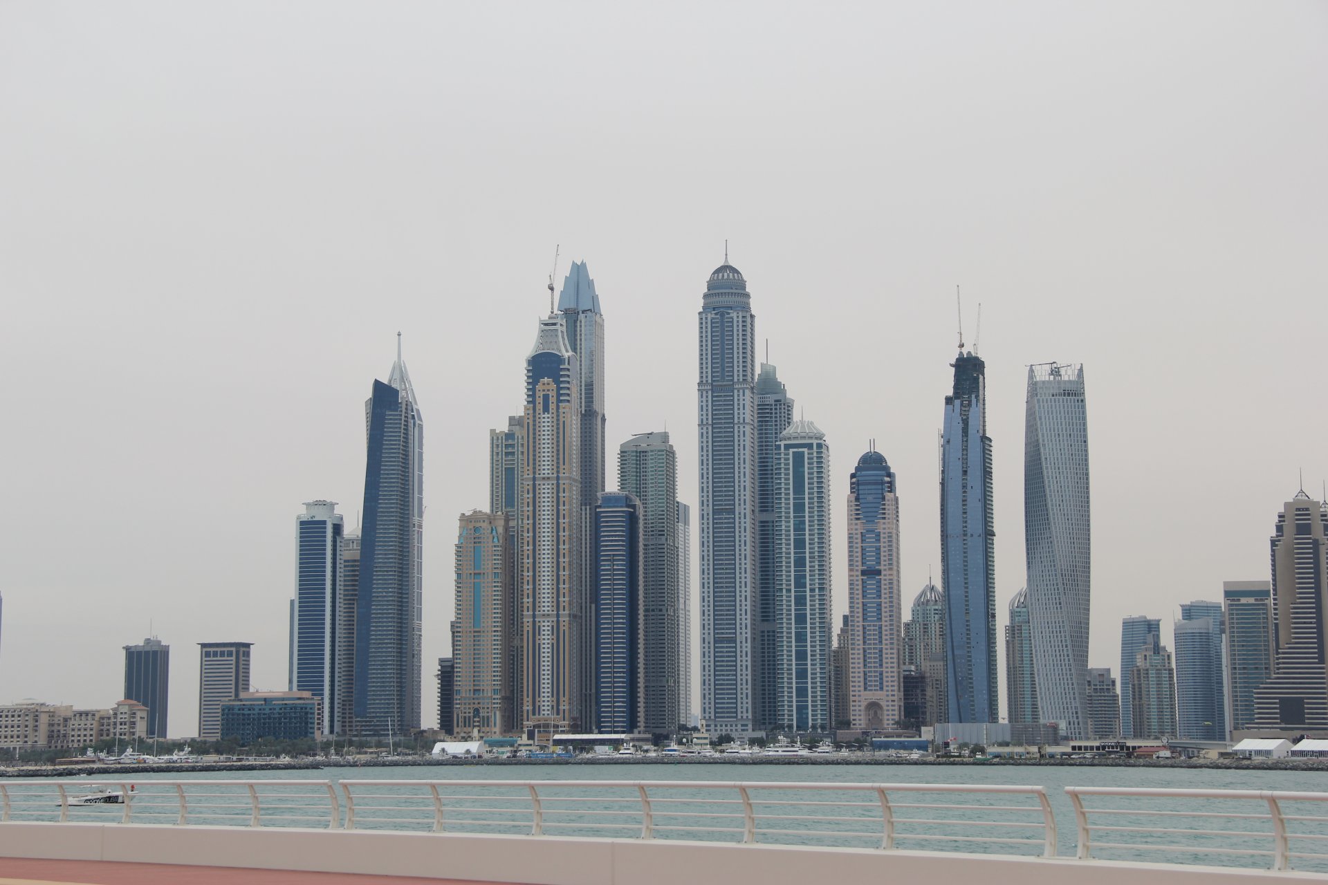Dubai Marina widziana z Palm Jumeirah
