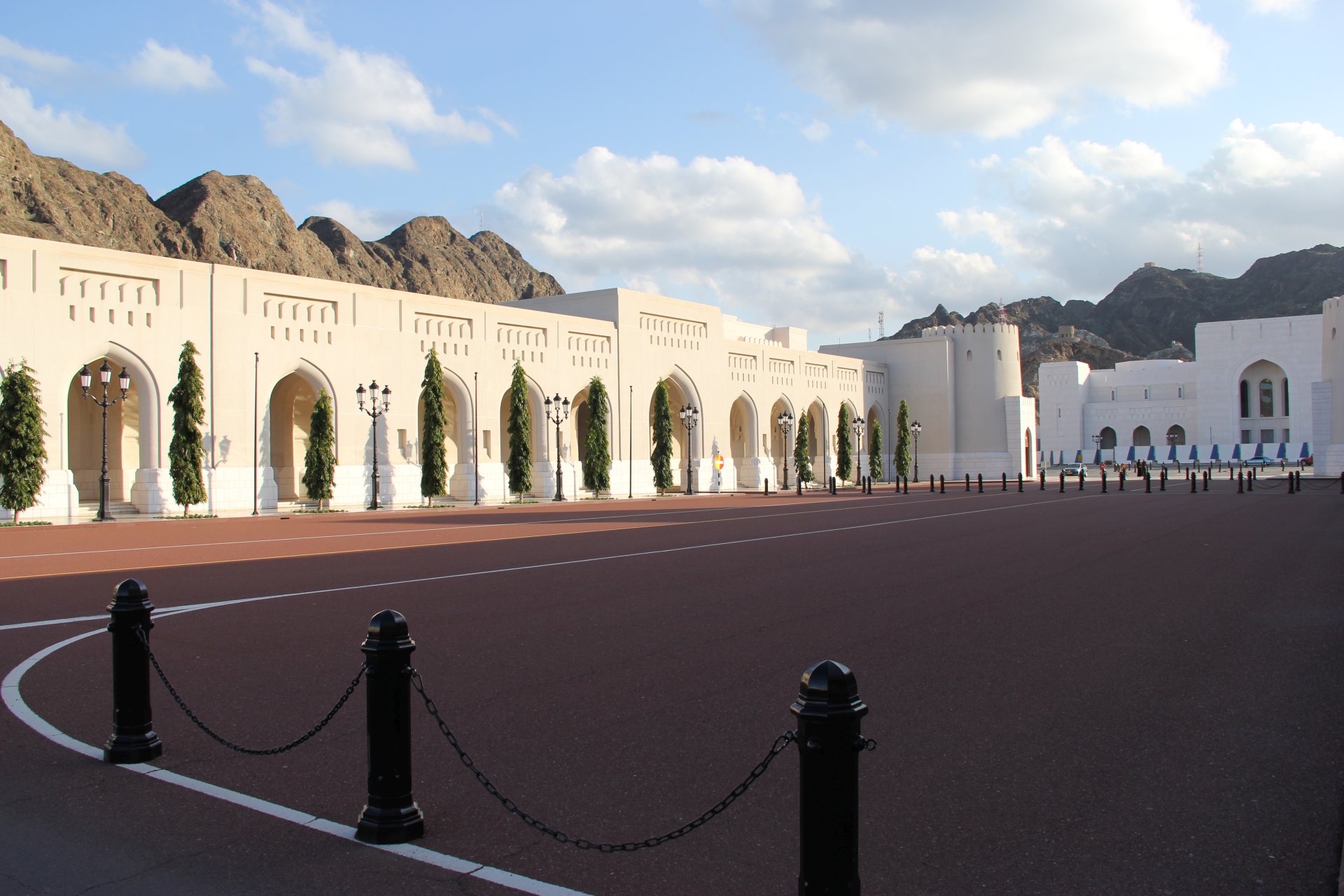 Plac przed pałacem Al Alam