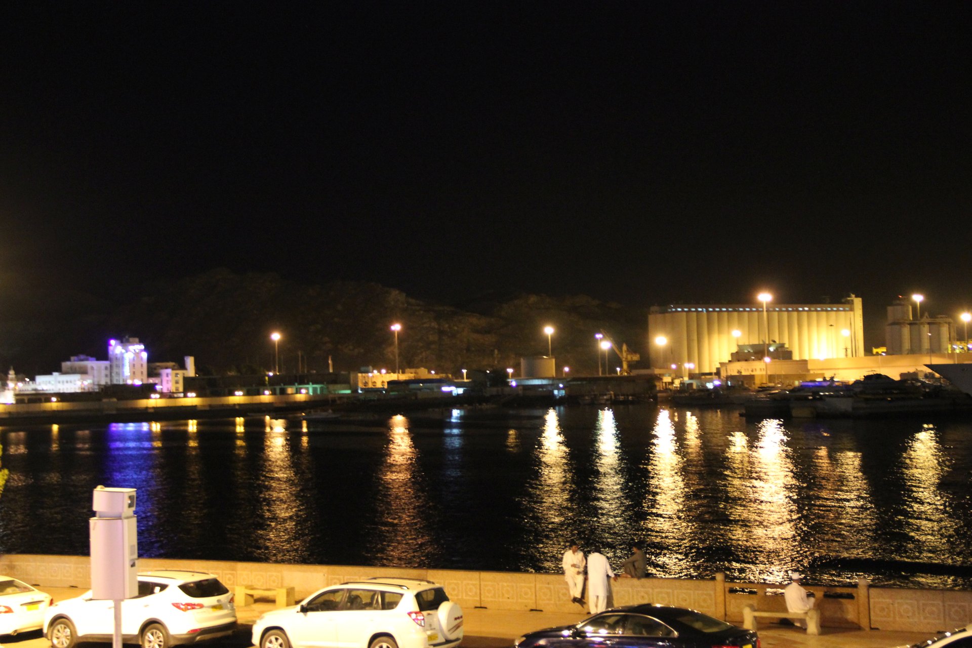 Port w Mutrah nocą