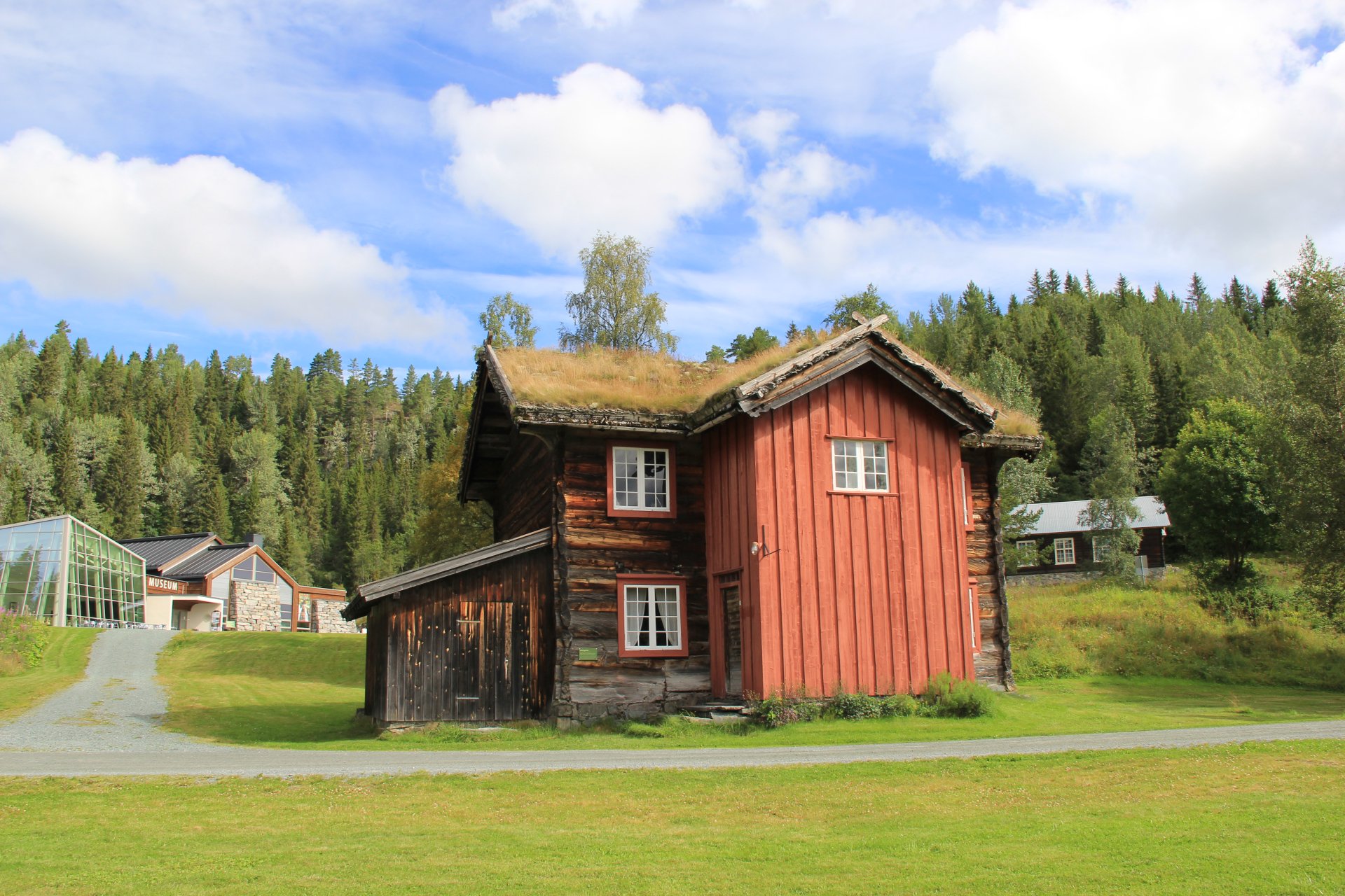 Zabytkowy budynek mieszkalny stojący w Vest-Telemark Museum