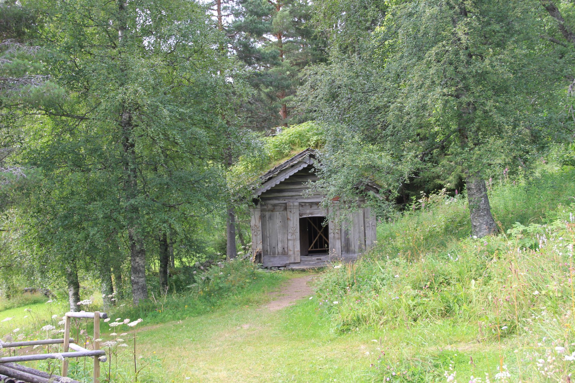 Zabytkowy budynek stojący w Vest-Telemark Museum