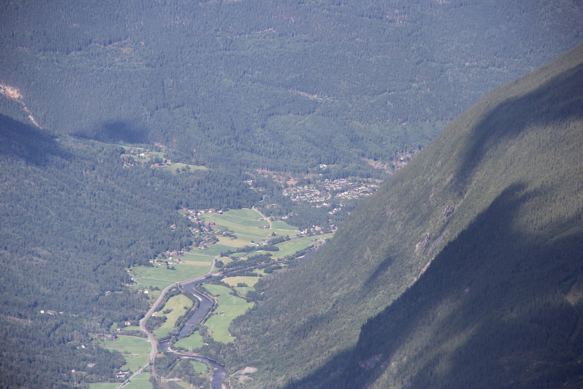 Widok z Gaustatoppen na dolinę Rjukan
