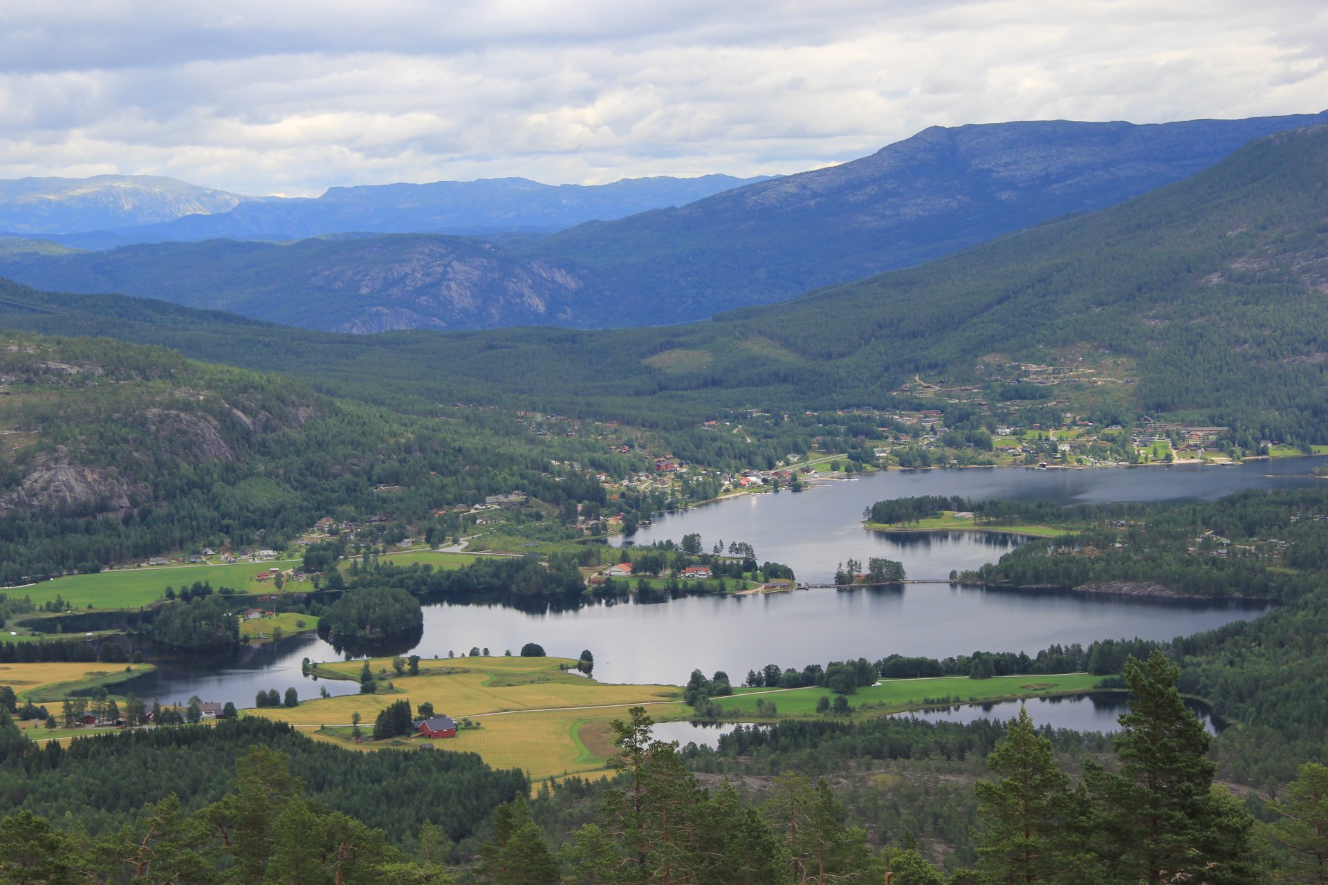 Widok z drogi na Hægefjell na jezioro Vråvatn i miejscowość Vrådal