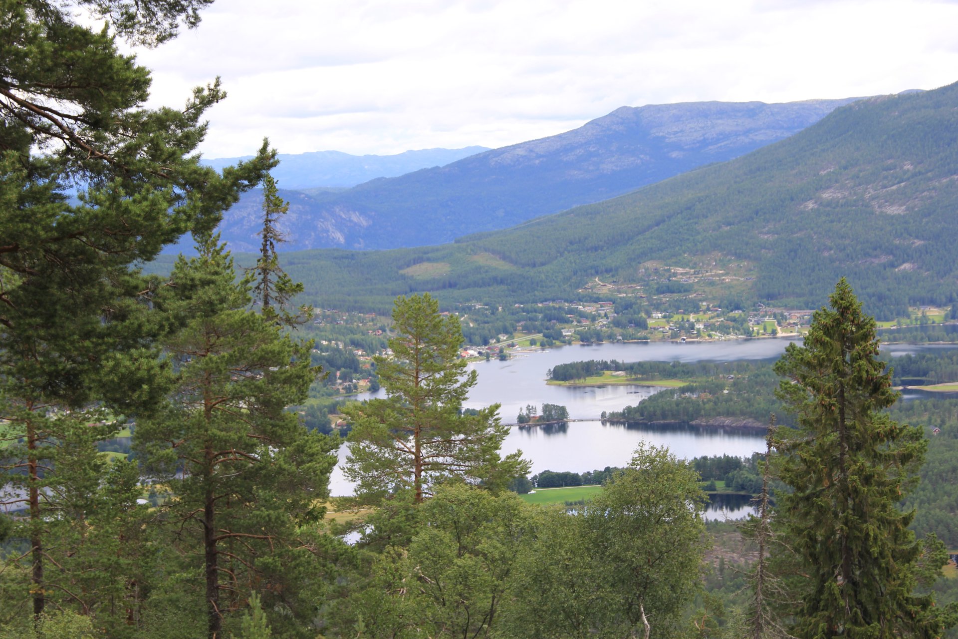 Widok z drogi na Hægefjell na jezioro Vråvatn