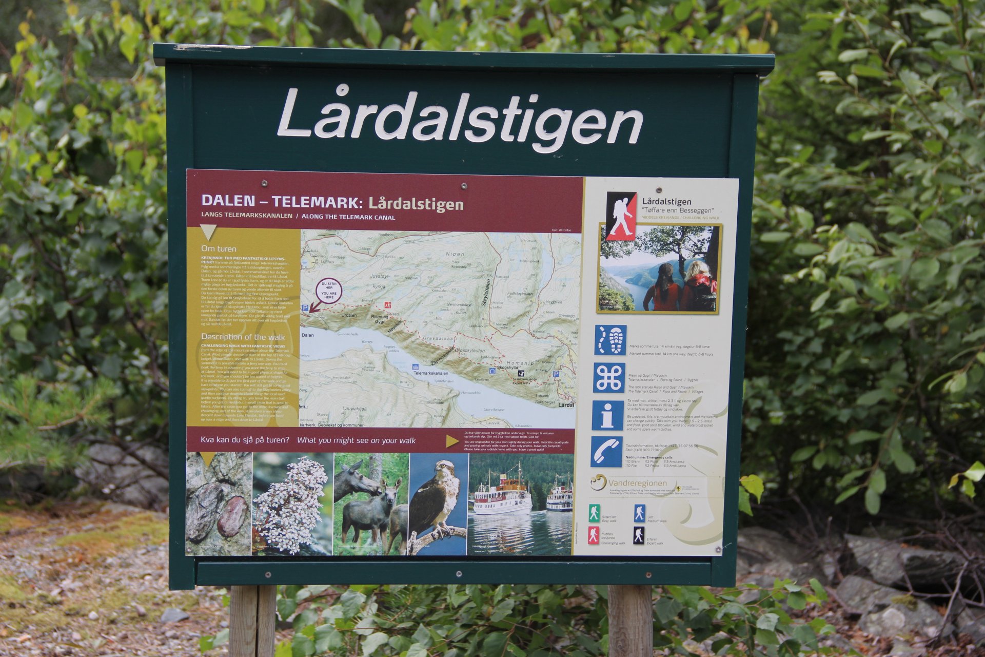 Tablica informacyjna przy wejściu na szlak Lårdalstigen