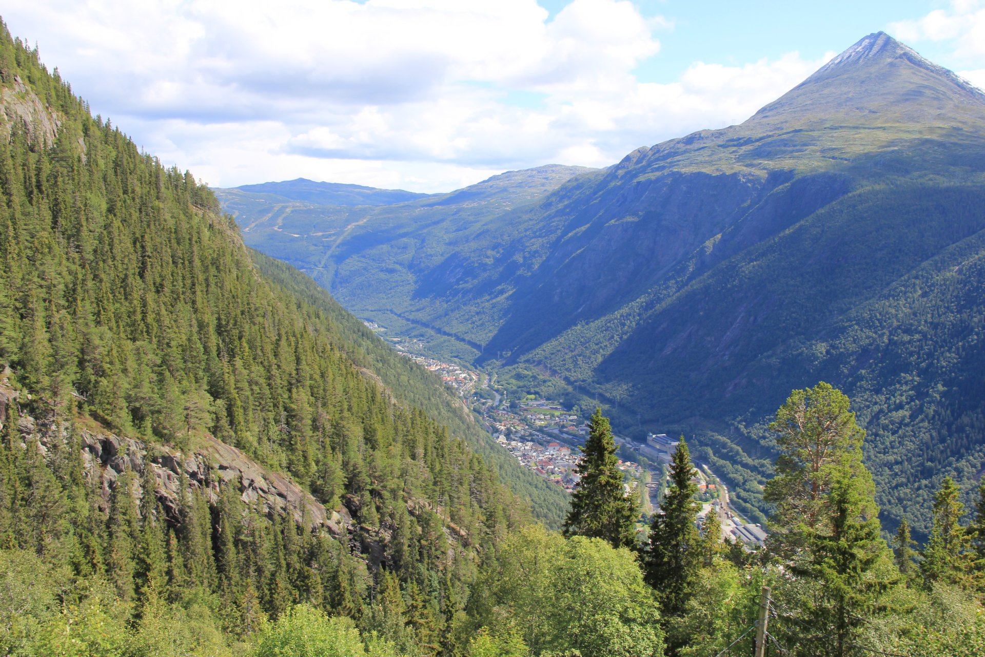 Widok z górnej stacji kolejki Krossobanen na miasto Rjukan
