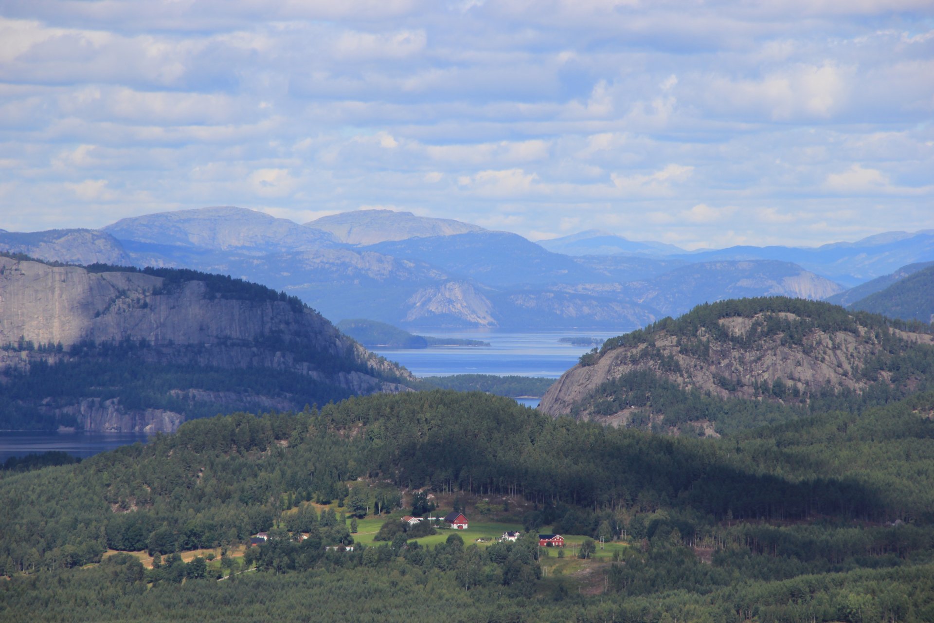 Widok z drogi na Skuggenatten w kierunku północnym (w oddali wódczany szczyt Roholtfjellet)