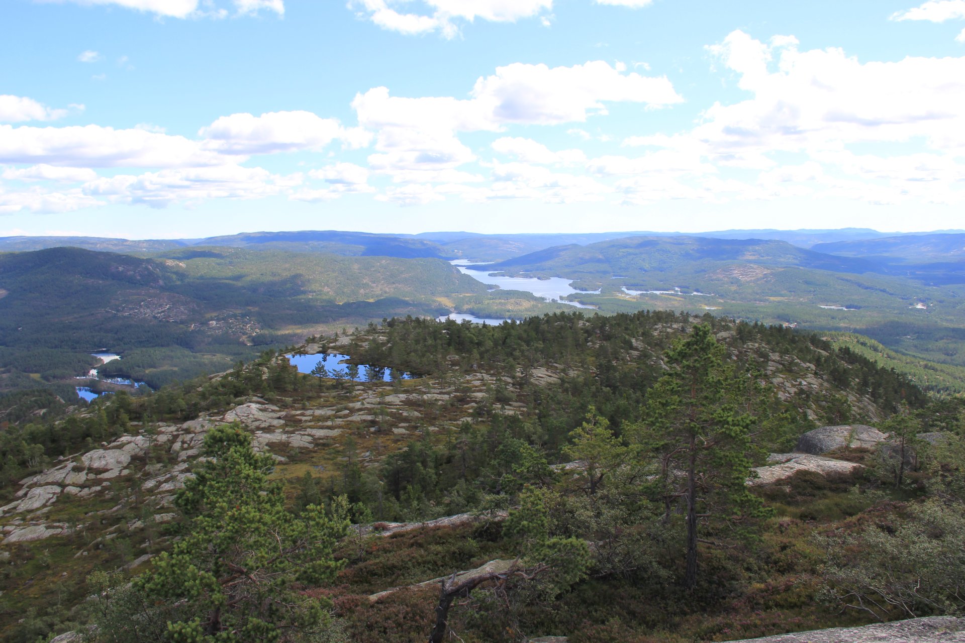 Widok ze szczytu Skuggenatten w kierunku południowo-wschodnim