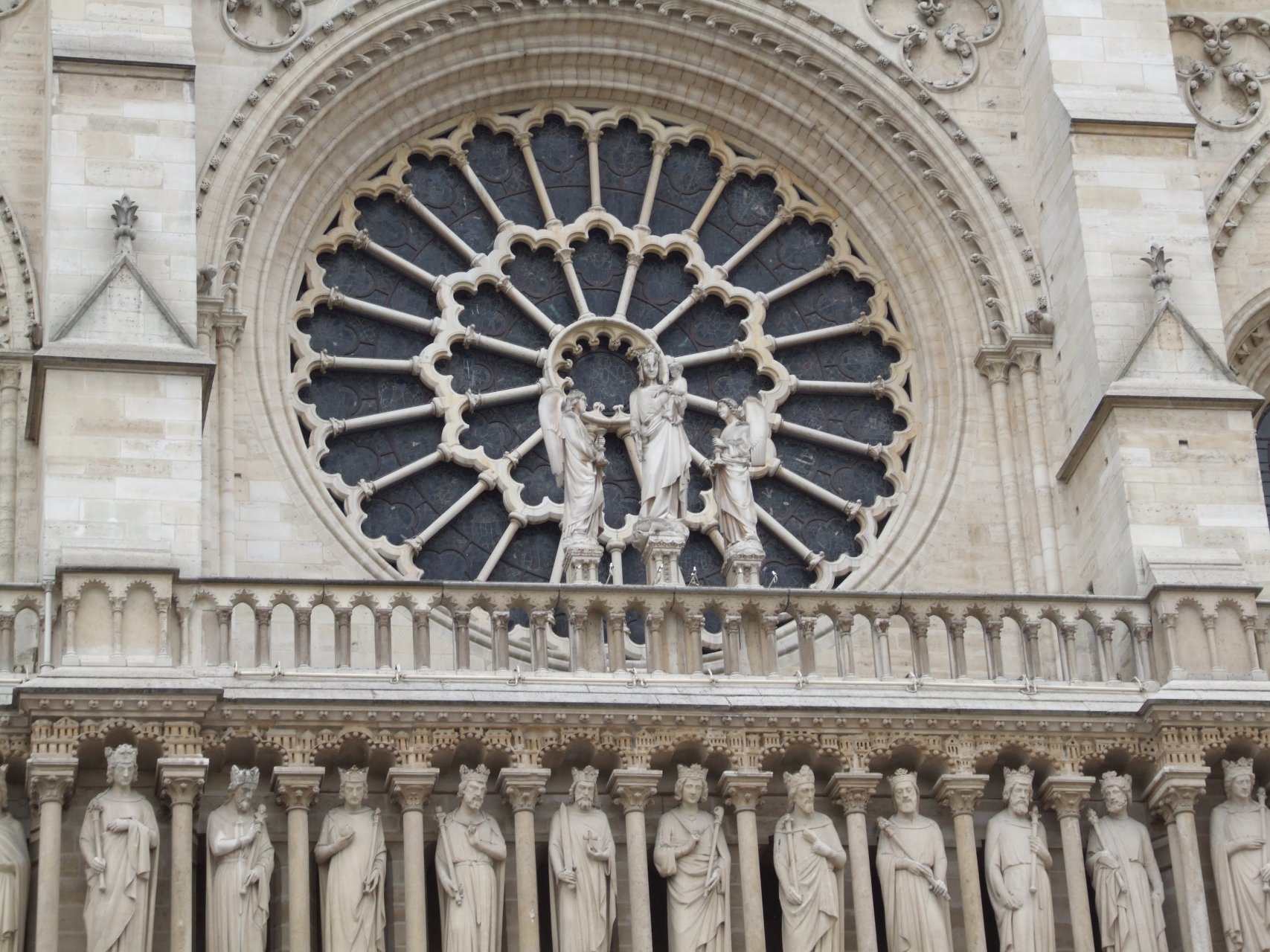 Katedra Notre-Dame - rozeta nad portalem głównym