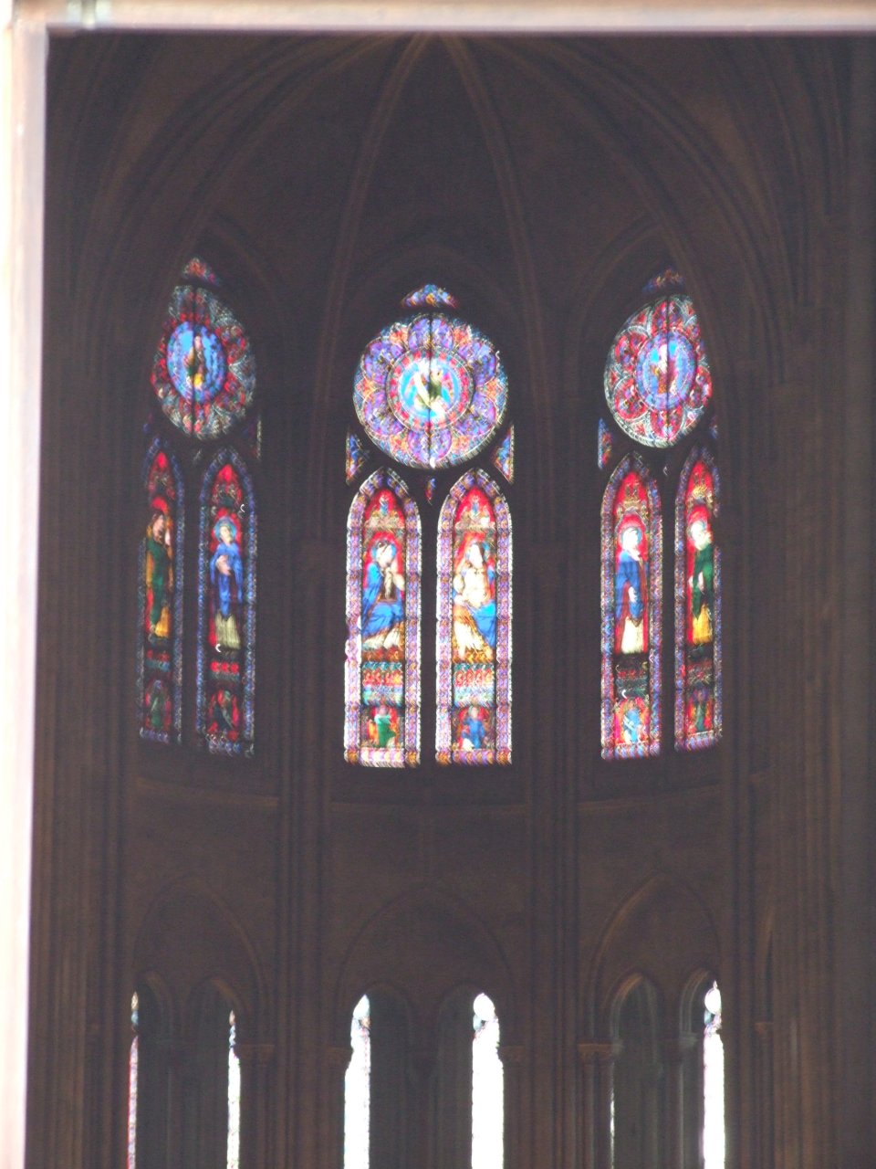 Katedra Notre-Dame - witraże w nawie głównej