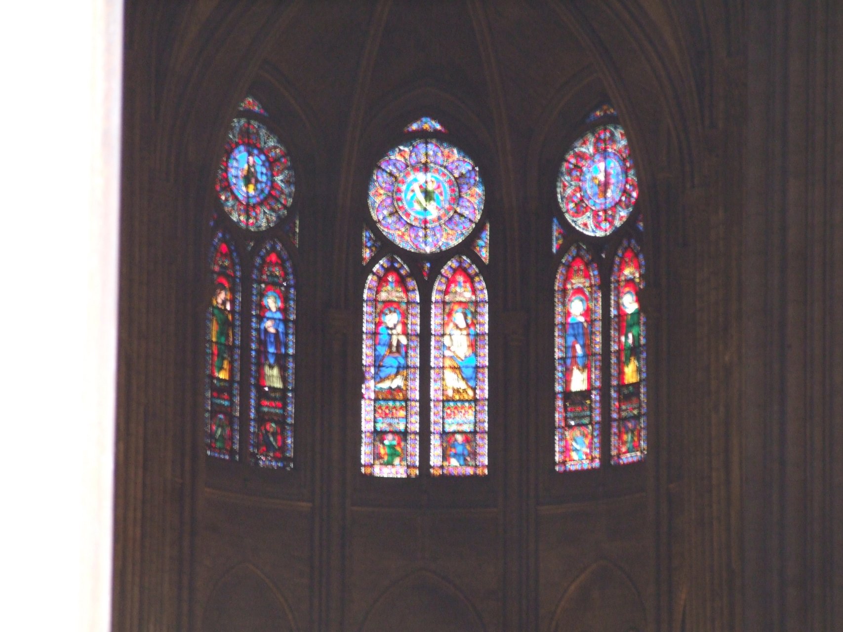 Katedra Notre-Dame - witraże w nawie głównej