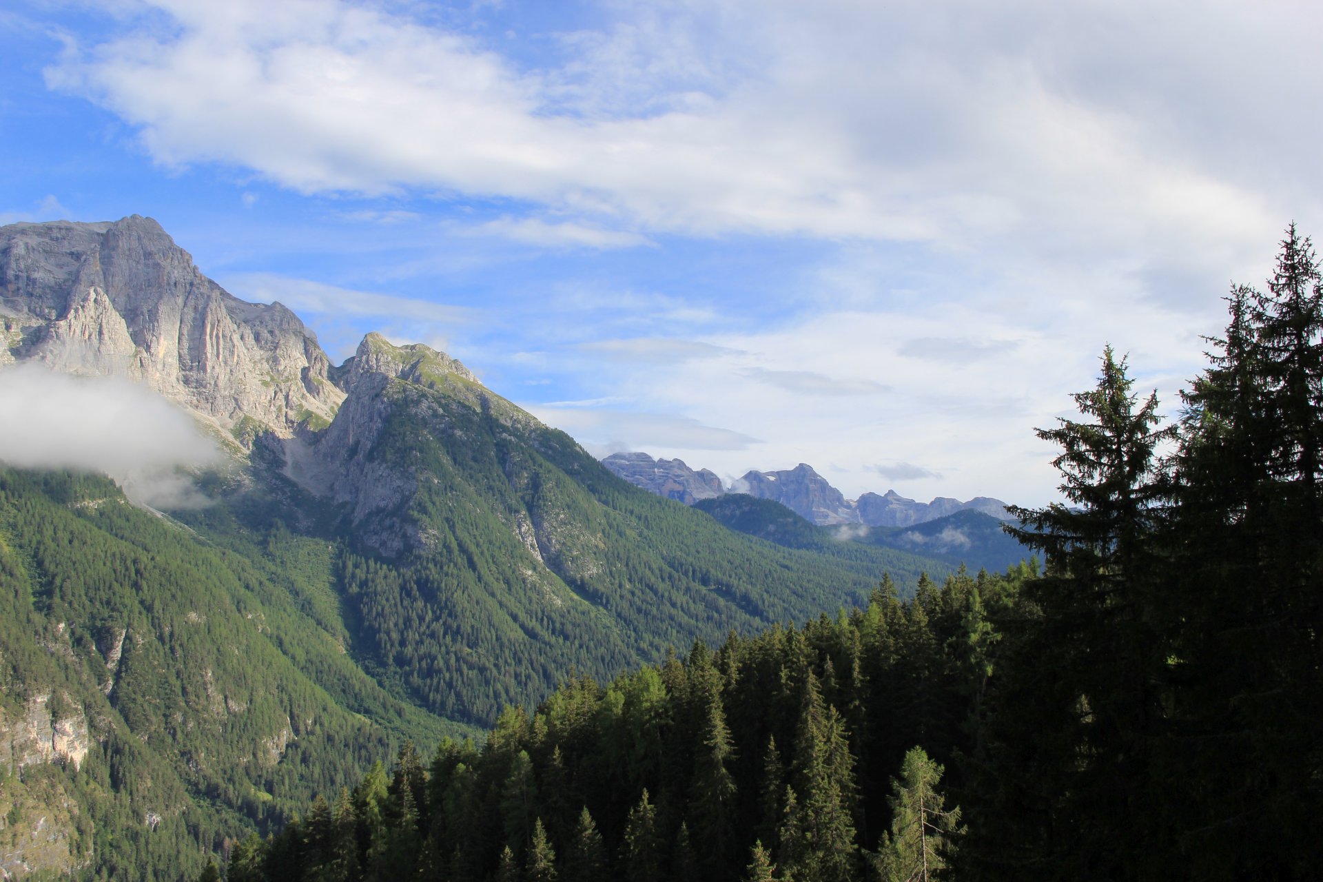 Widok na pasmo górskie Dolomiti di Brenta