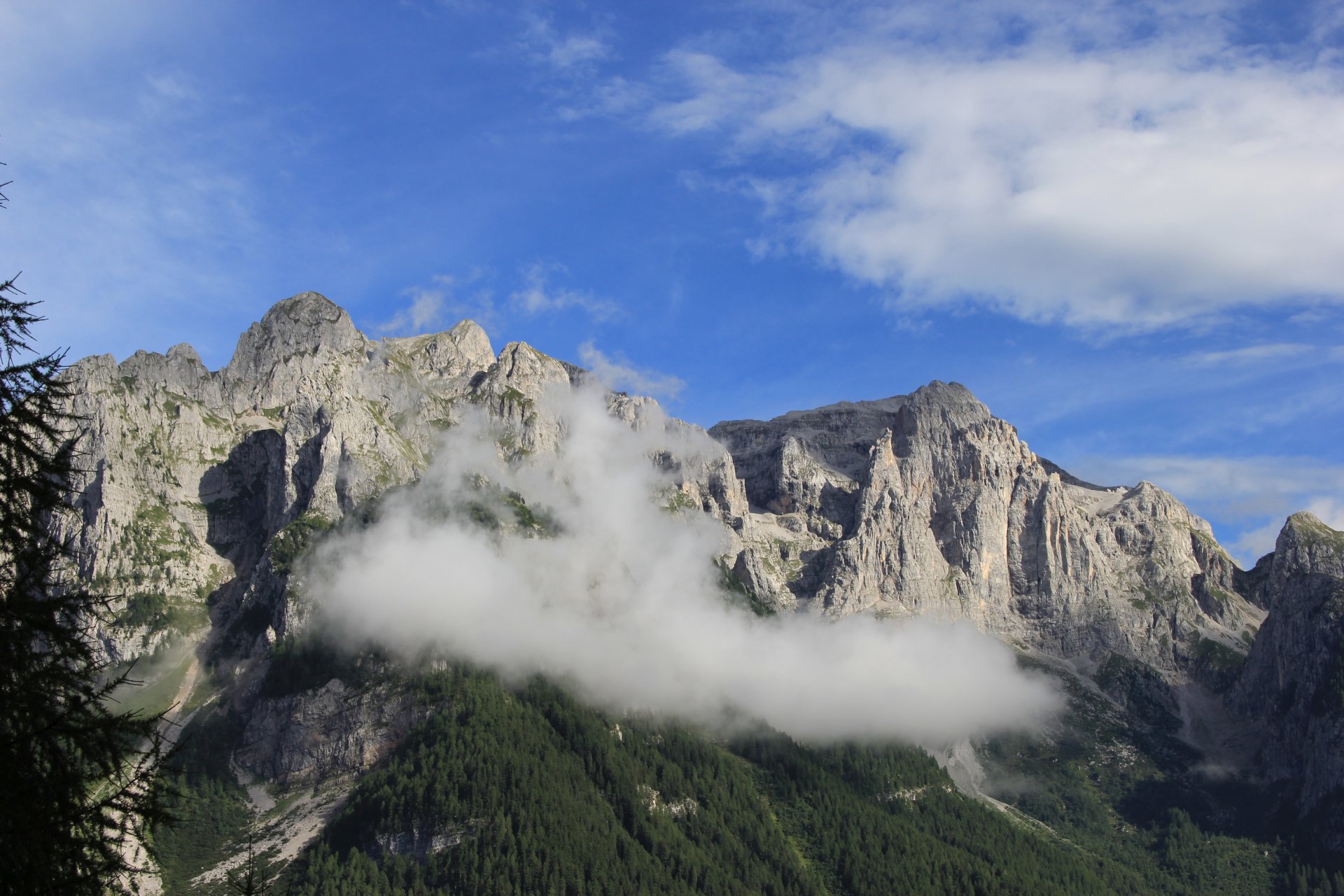 Widok na pasmo górskie Dolomiti di Brenta