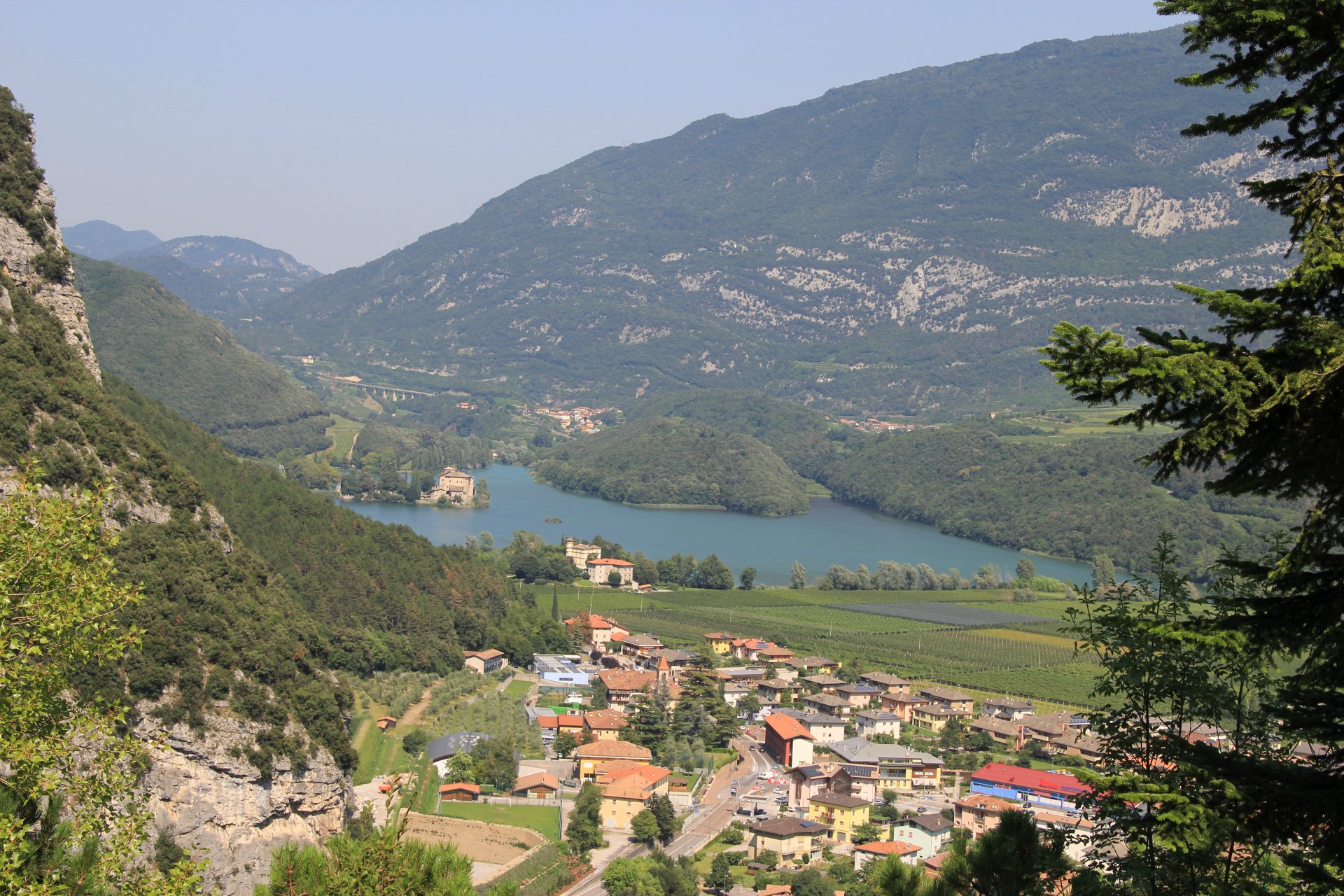 Widok na miejscowość Sarche i jezioro Lago di Toblino