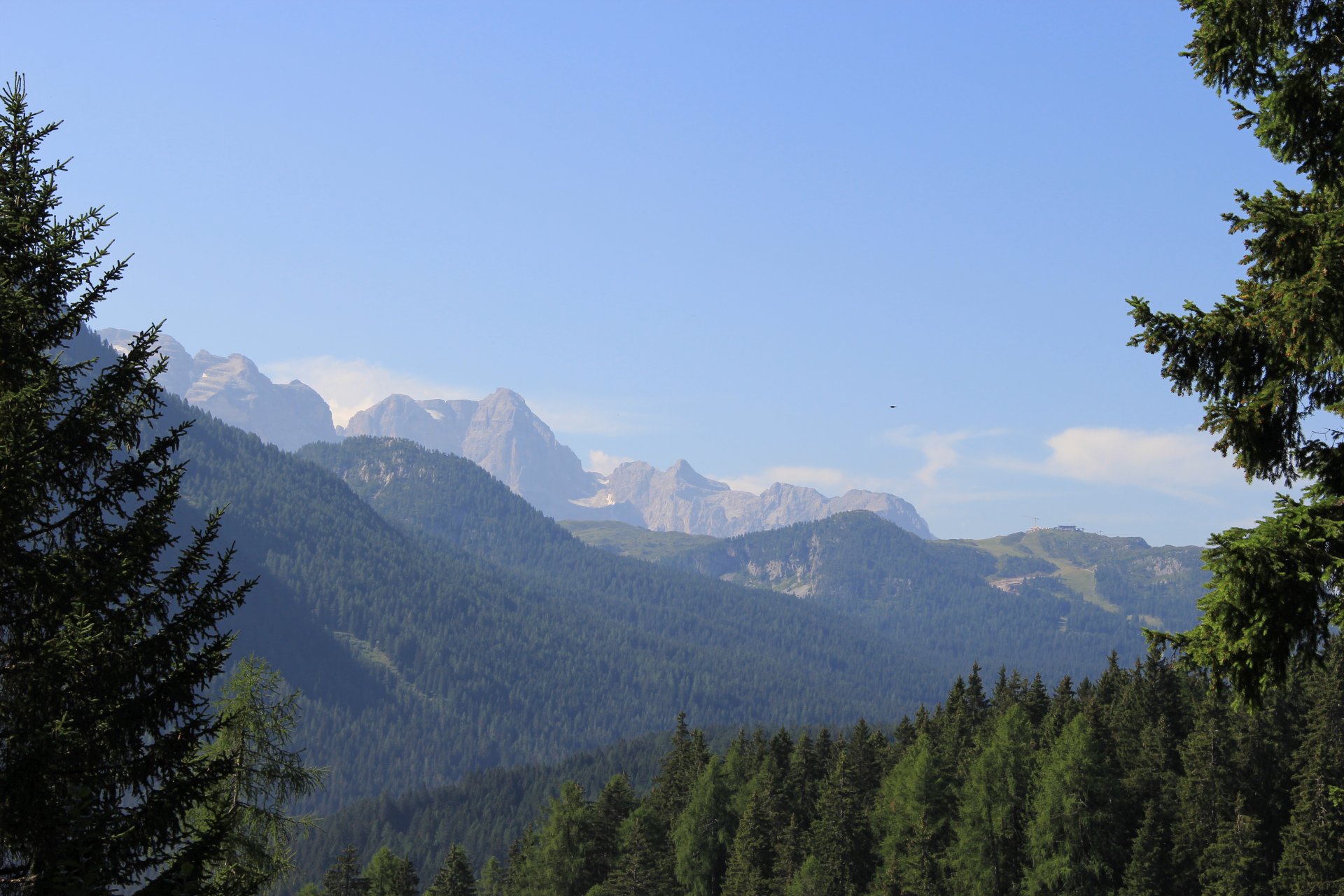 Widok z na pasmo górskie Dolomiti di Brenta