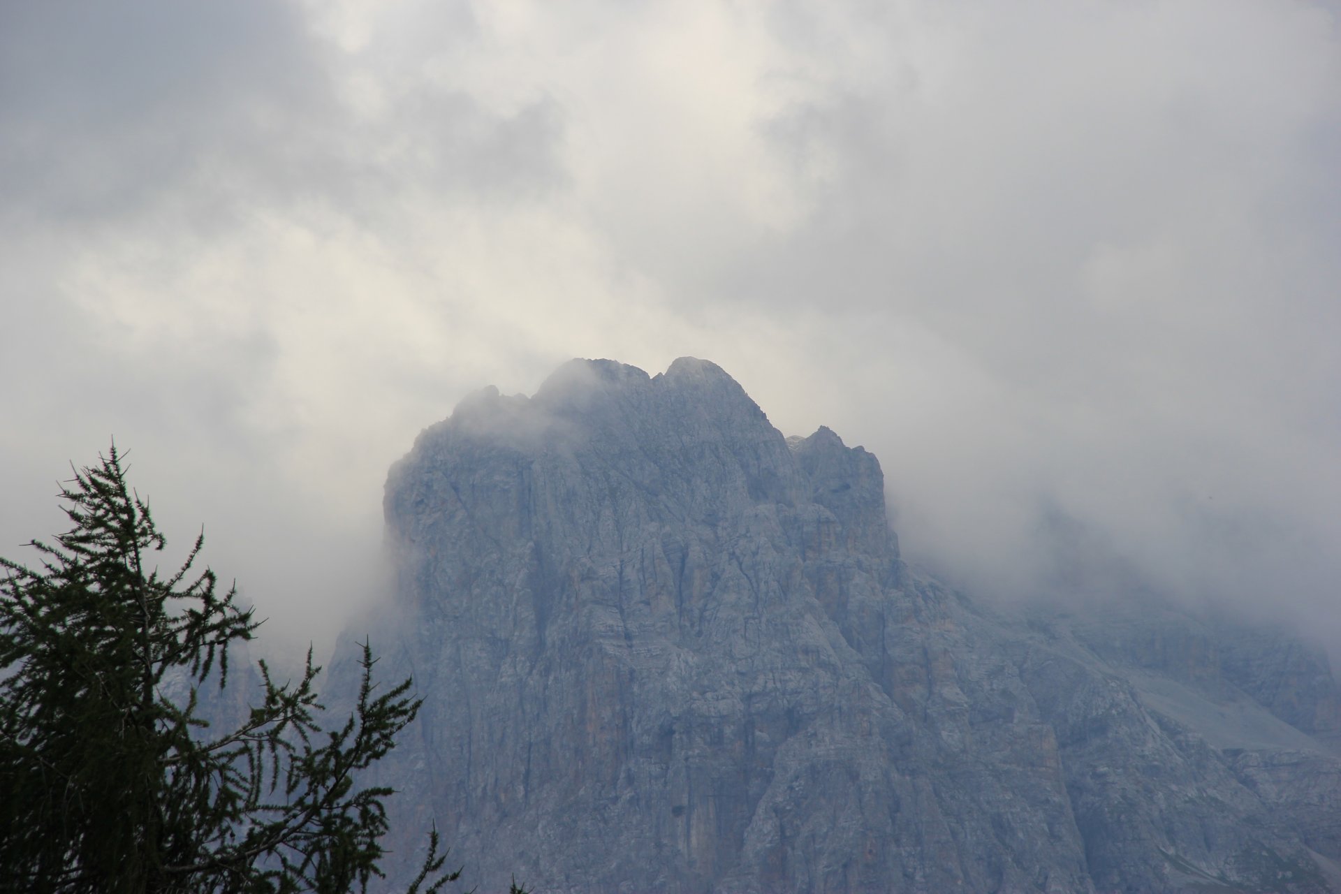 Spowite chmurami pasmo Dolomiti di Brenta